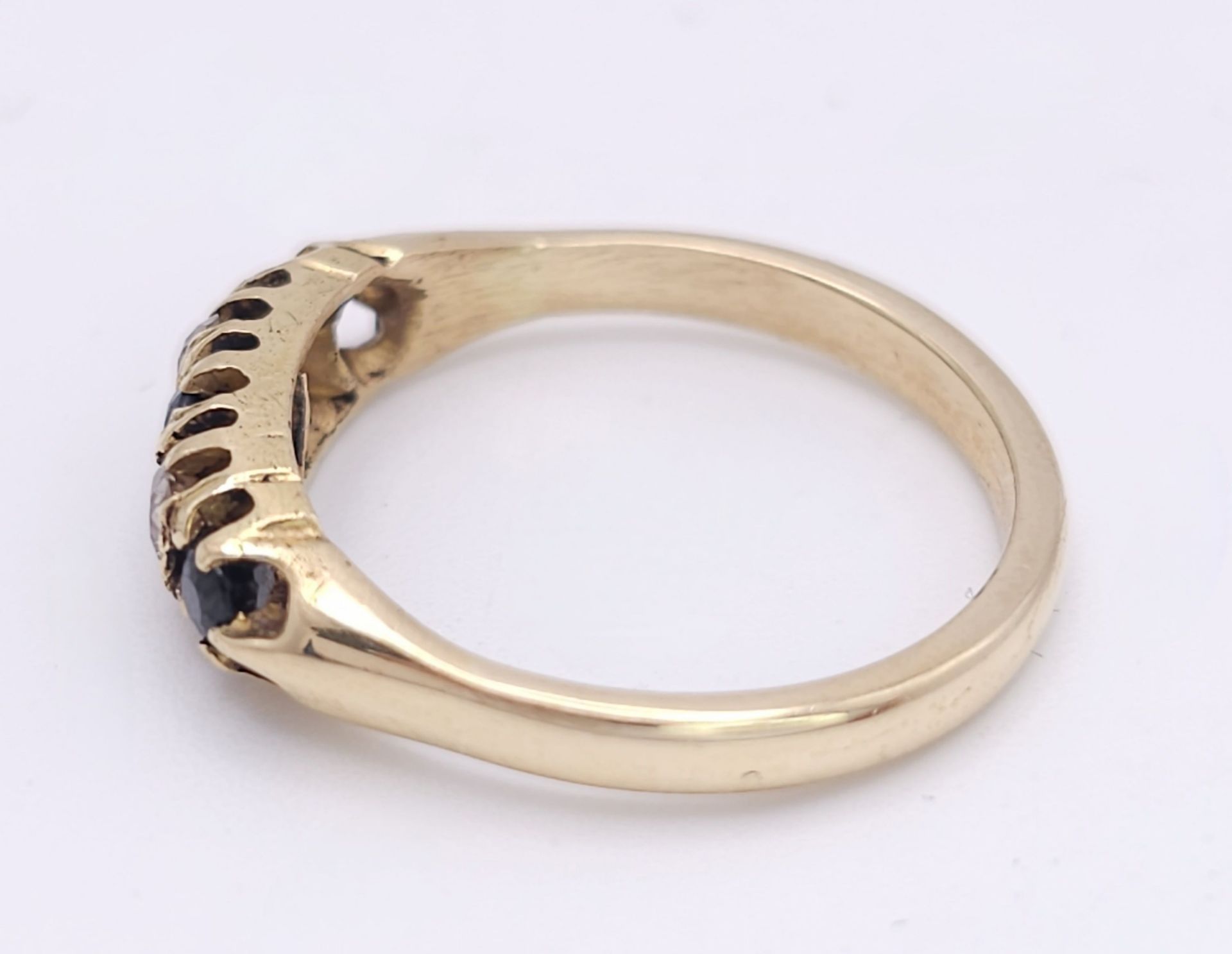 AN 18K YELLOW GOLD (TESTS AS) VINTAGE DIAMOND AND SAPPHIRE OLD CUT RING. 0.15CT OLD CUT DIAMONDS. - Image 3 of 5