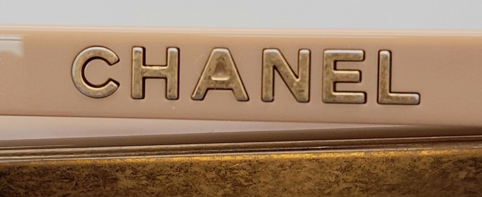 A Chanel Two-Way Chain Shoulder Bag. Beige caviar leather. Gold tone hardware. Spacious interior - Image 11 of 13