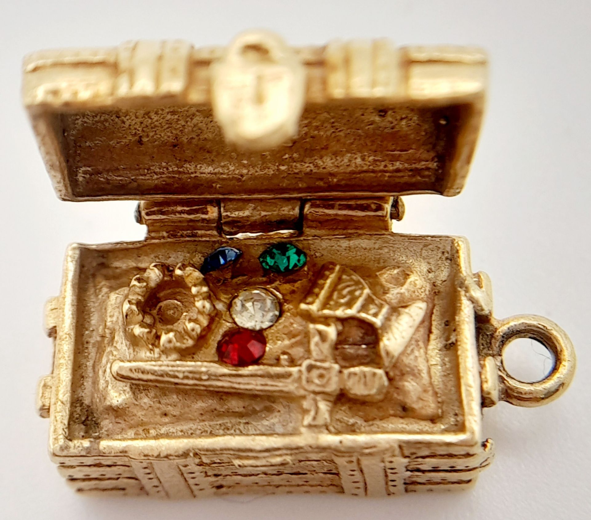 A 9K YELLOW GOLD TREASURE CHEST CHARM, WHICH OPENS TO REVEAL THE TREASURE INSIDE. 2cm length, 6.5g