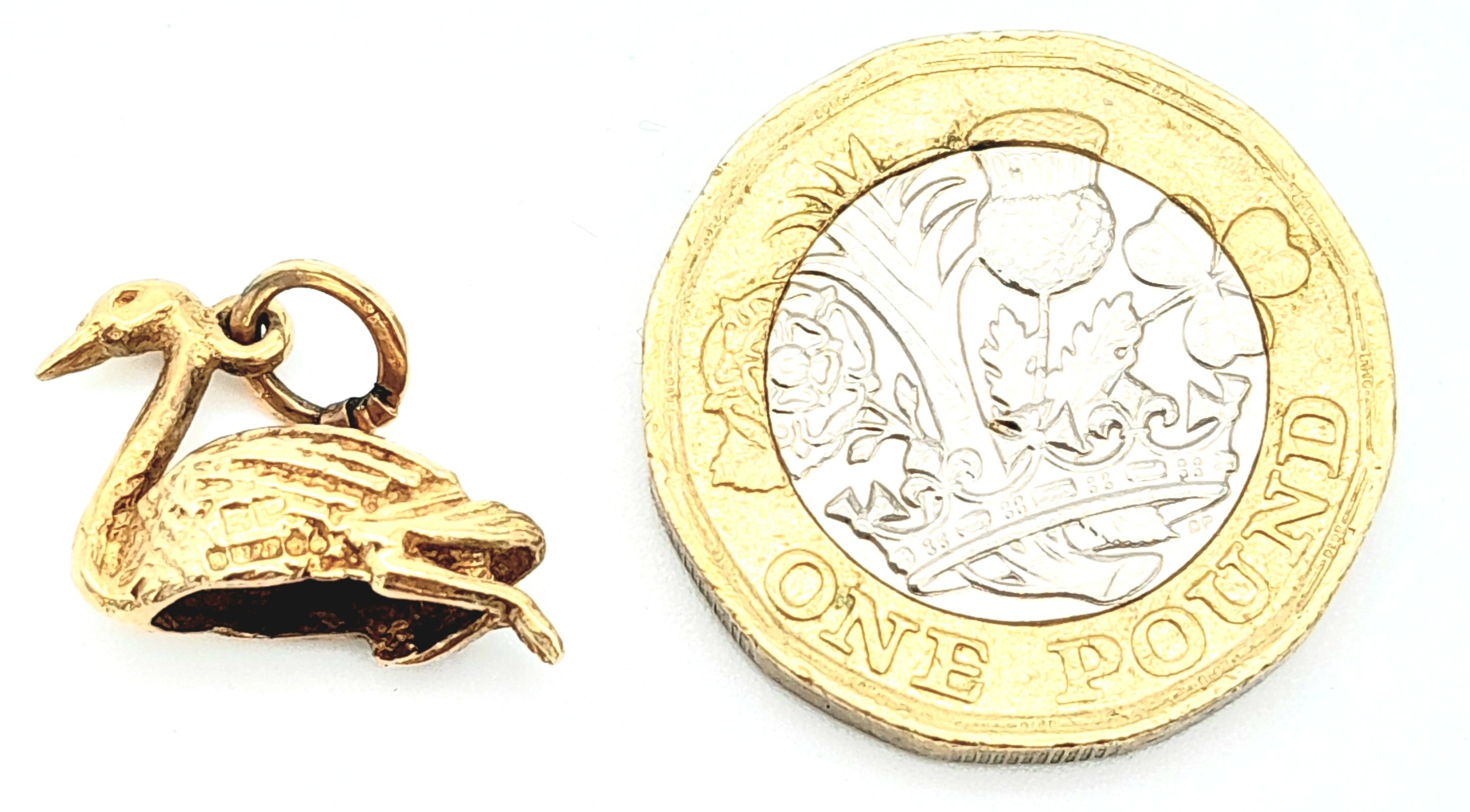 A 9K YELLOW GOLD SWAN CHARM. 19cm x 1.4cm. 1.8g total weight. Ref: SC 8013 - Image 4 of 5