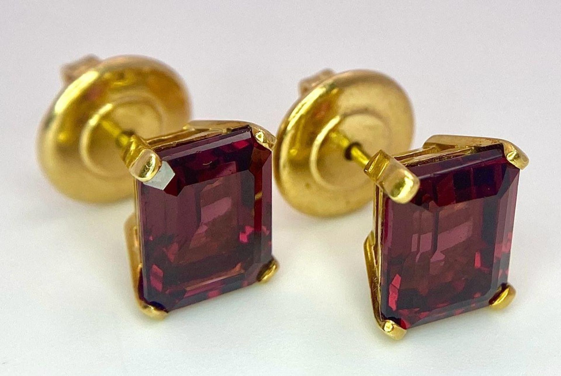 A Pair of 18K Yellow Gold and Alexandrite Earrings. Emerald cut alexandrite - 5ctw. 5.7g total - Image 3 of 8