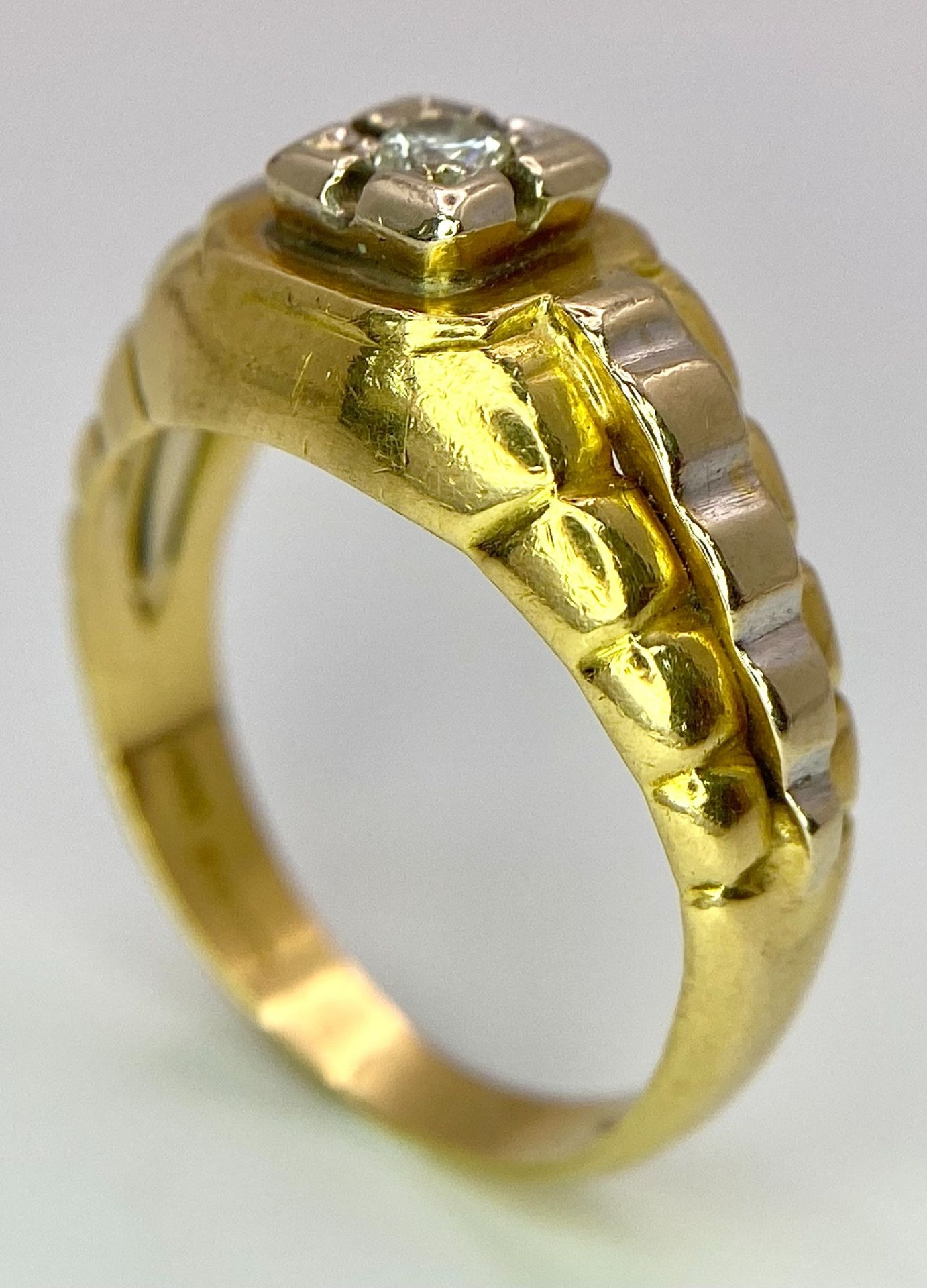 AN 18K TWO COLOUR ROLEX STYLE DIAMOND RING. 6.8G. SIZE P. - Image 6 of 10