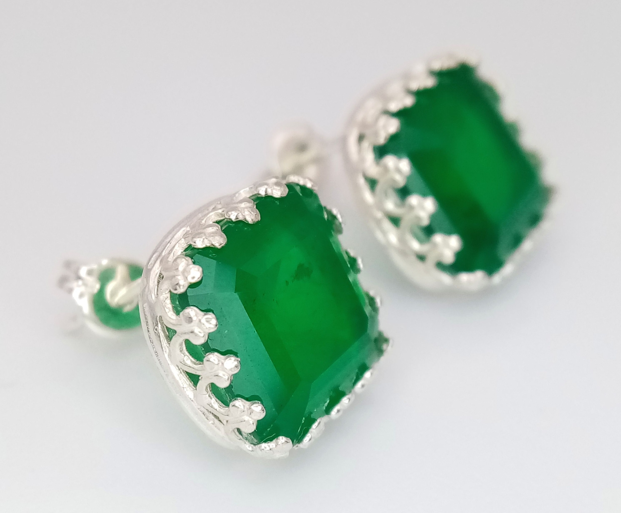 A Pair of 925 Silver, Green stone Earrings. Square cut. - Image 2 of 4