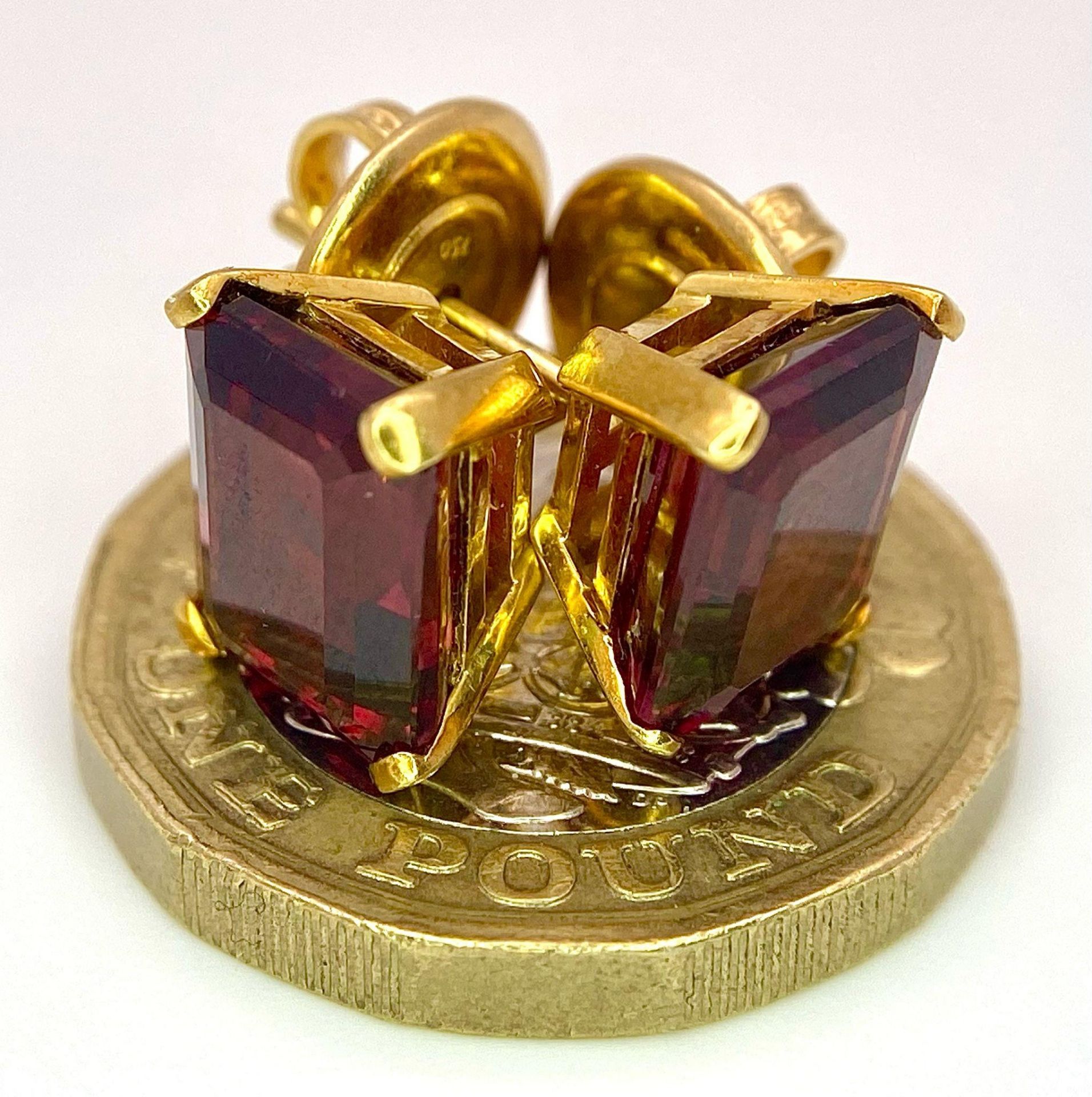 A Pair of 18K Yellow Gold and Alexandrite Earrings. Emerald cut alexandrite - 5ctw. 5.7g total - Image 5 of 8