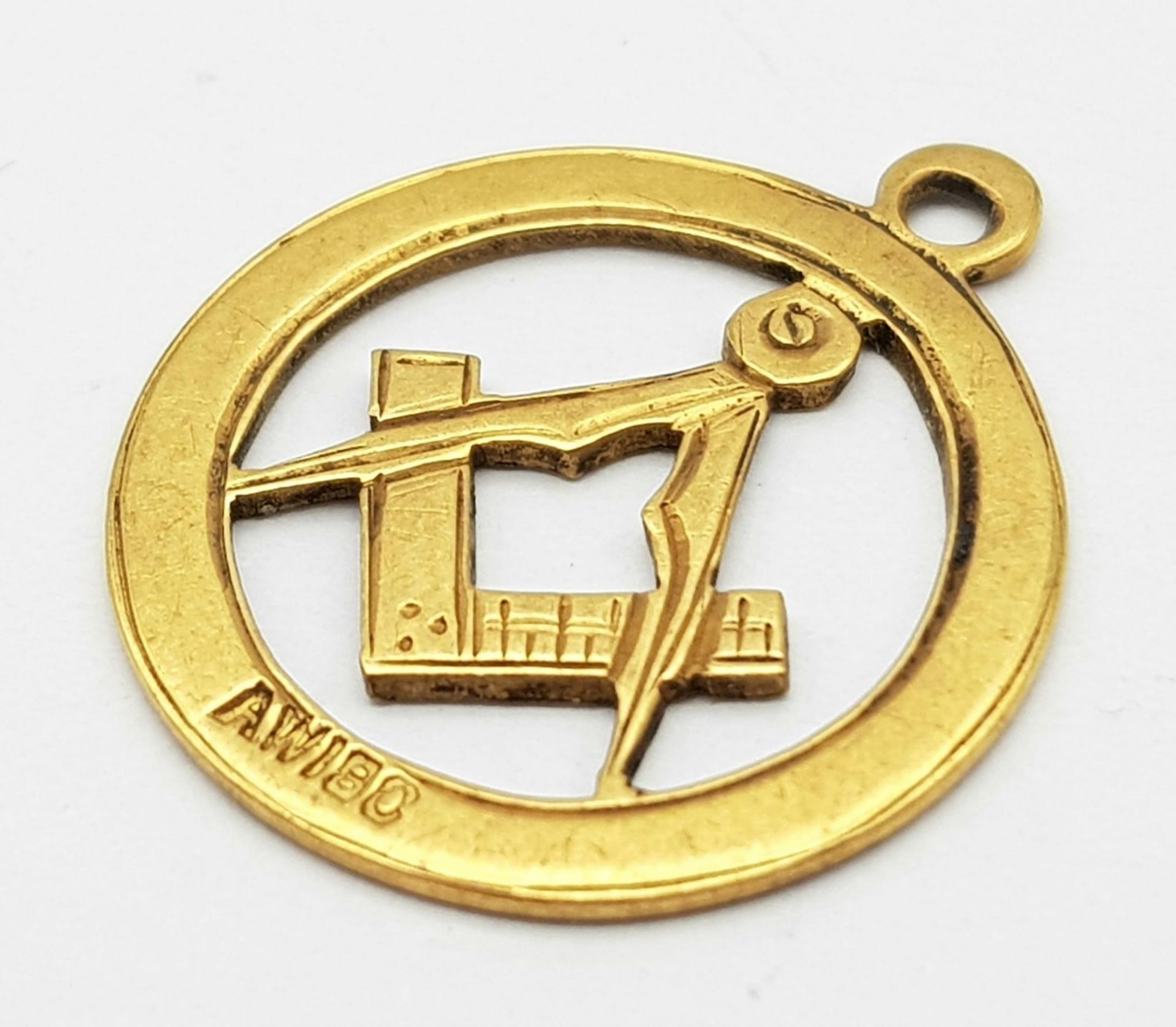 A Vintage 18K Yellow Gold Masonic Pendant. 2.5cm. 1.62g weight. - Image 2 of 4