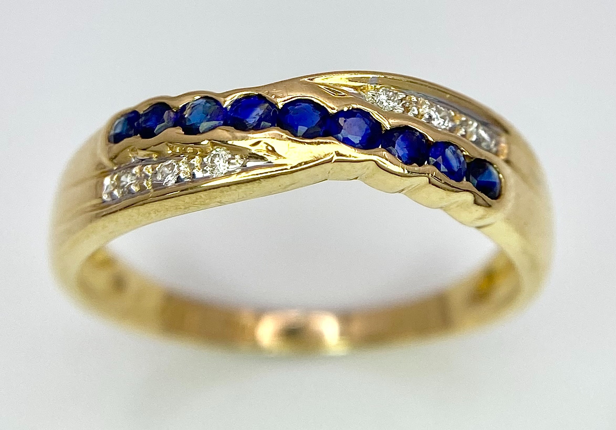 AN 18K YELLOW GOLD DIAMOND & BLUE STONE (PROBABLY SAPPHIRE) CROSSOVER RING. Size O, 2.7g total - Bild 2 aus 6