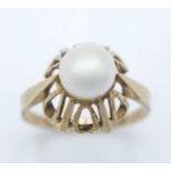 A Vintage 14K Yellow Gold Pearl Ring. Size O. 3g total weight.