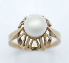 A Vintage 14K Yellow Gold Pearl Ring. Size O. 3g total weight.
