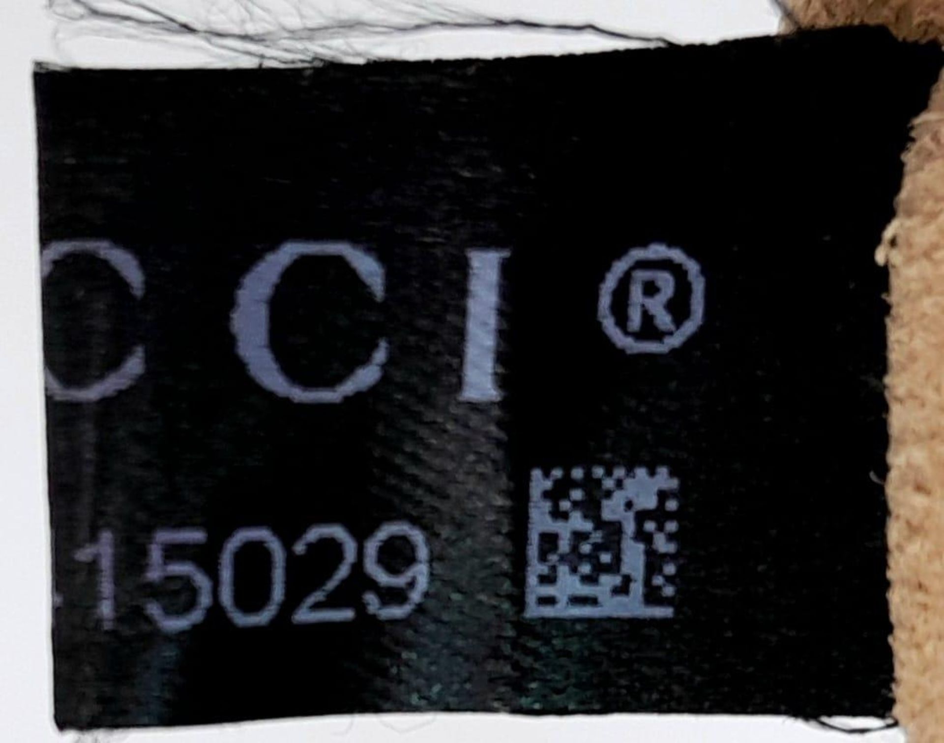 A Gucci Marmont Quilted Leather Cross-Body bag. Adjustable shoulder strap. Gold-tone Hardware. Beige - Bild 11 aus 12