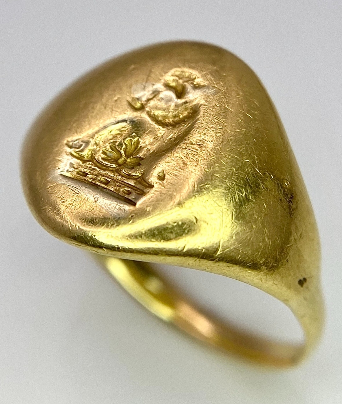 AN 18K YELLOW GOLD VINTAGE SEAL ENGRAVED SIGNET RING. Size K, 7.8g total weight. Ref: SC 8060 - Image 7 of 9