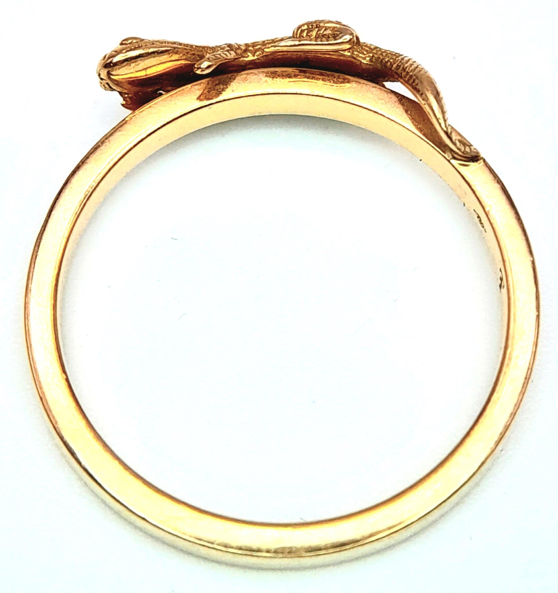 AN 18K YELLOW GOLD, THEO FENNELL (DESIGNER) DIAMOND SET LIZARD RING. 3G. SIZE M - Bild 5 aus 6