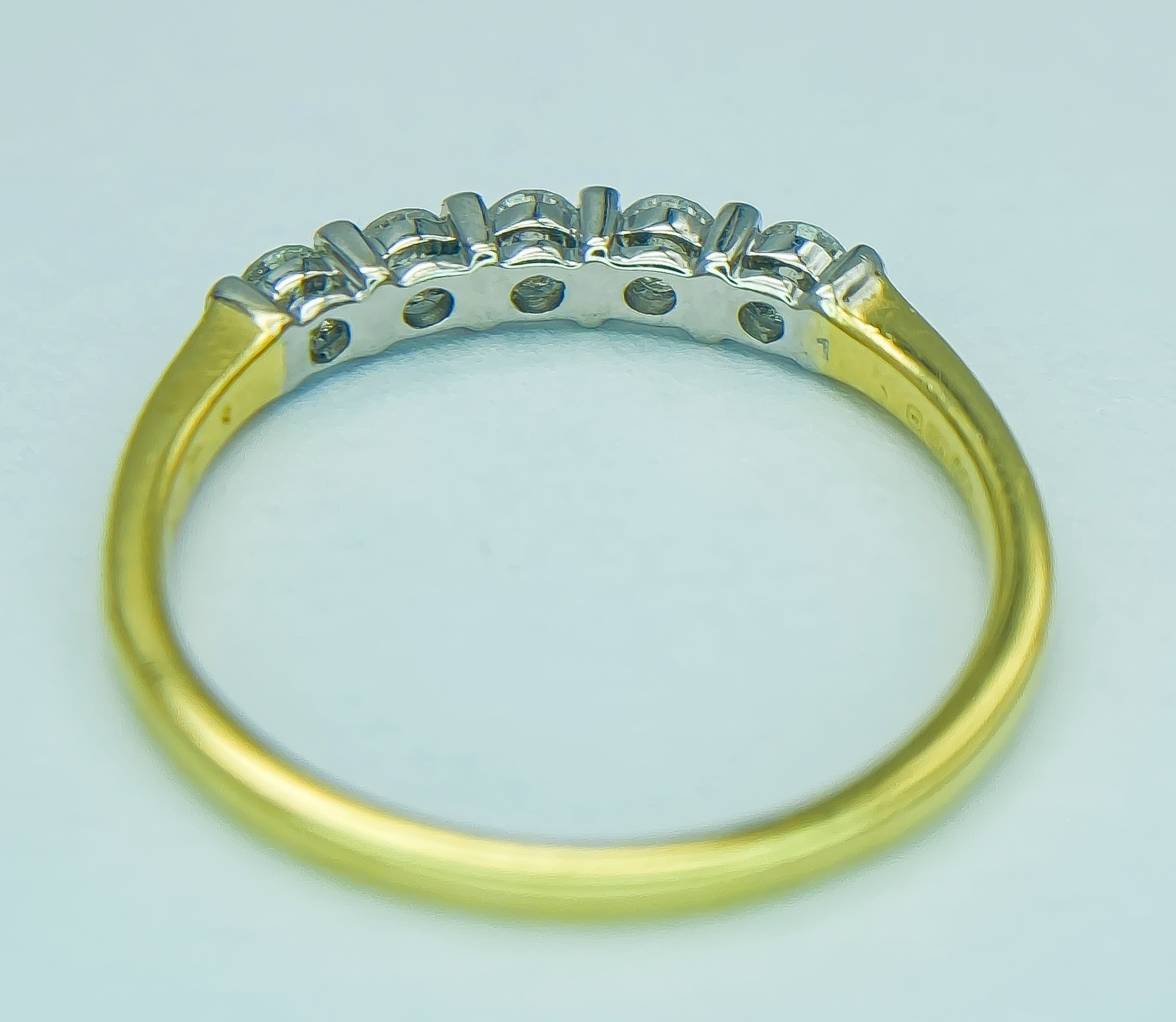 AN 18K YELLOW GOLD AND DIAMOND 5 STONE RING. 0.25CT. 1.8G. SIZE J. - Image 3 of 5