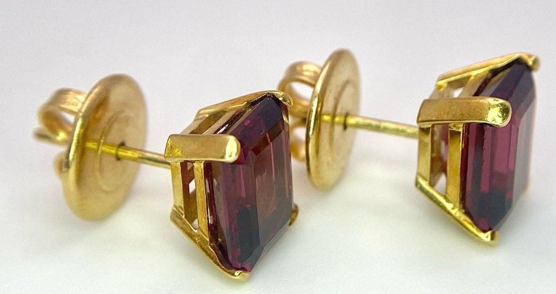 A Pair of 18K Yellow Gold and Alexandrite Earrings. Emerald cut alexandrite - 5ctw. 5.7g total - Image 4 of 8