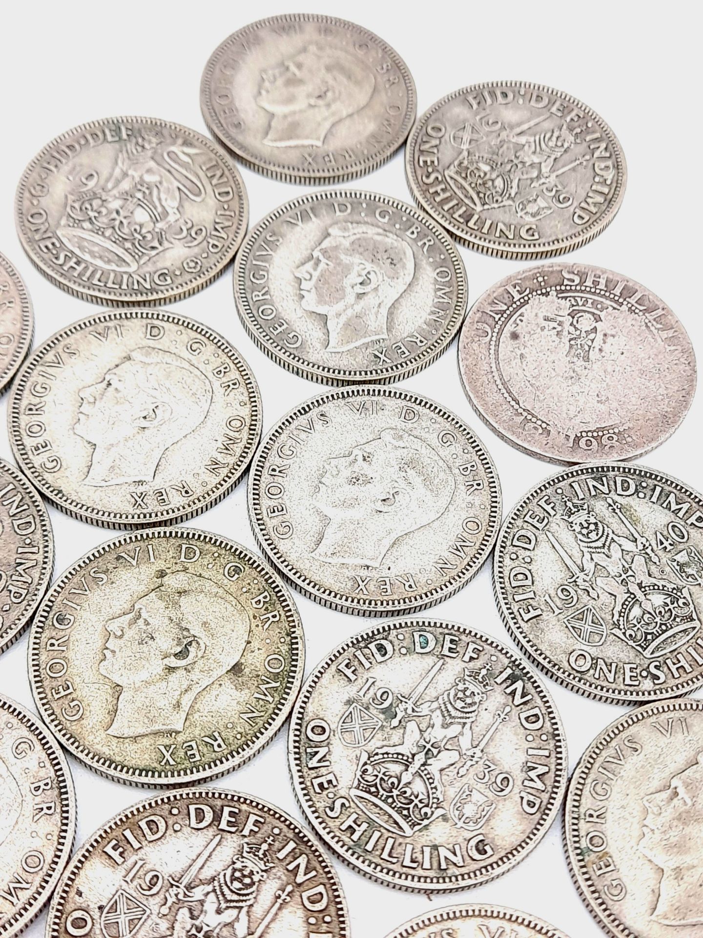 A Parcel of Twenty Pre-1947 (including 1 x 1898) Silver Shillings. 3 x 1946 & 16 x WW2 Dated. 111. - Bild 4 aus 5