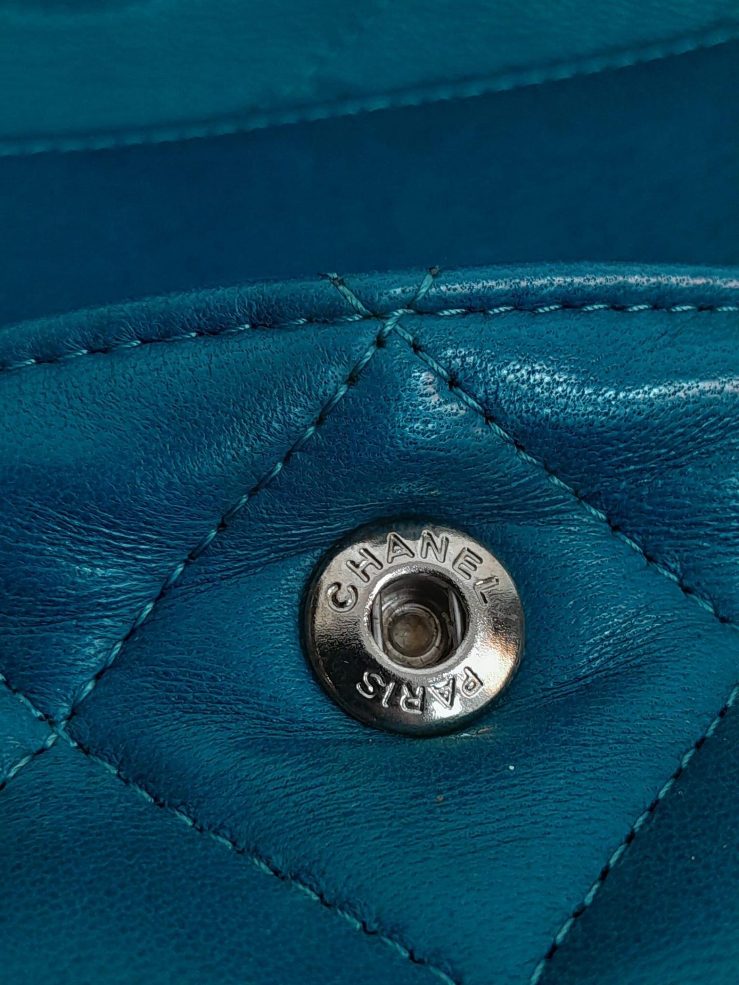 A Chanel Teal Jumbo Classic Double Flap Bag. Quilted leather exterior with silver-toned hardware, - Bild 12 aus 14