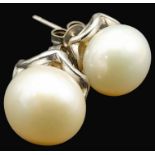 A Pair of Cultured Pearl Earrings on 925 Silver. 1cm diameter pearls, 4.4g total weight. Comes