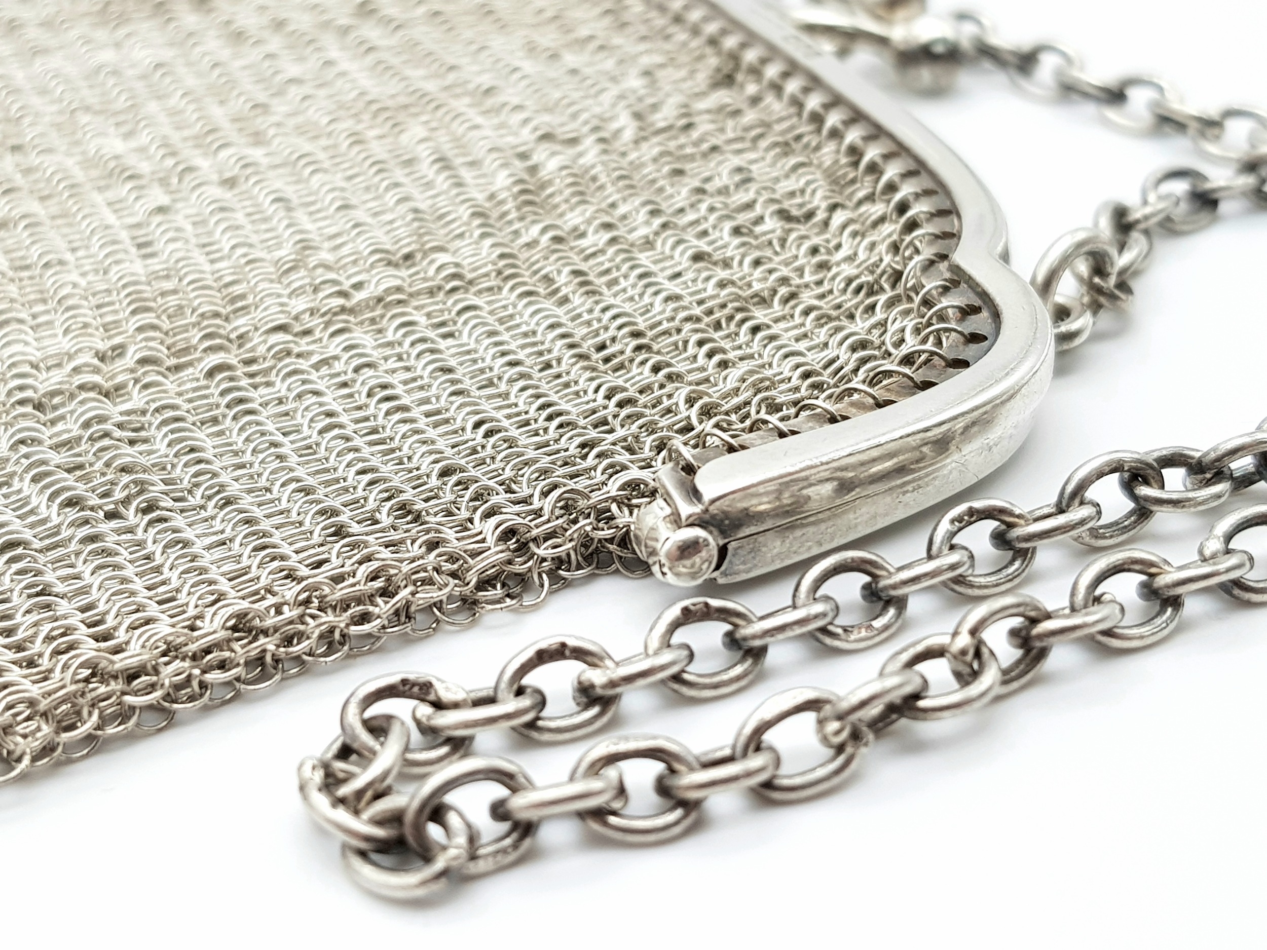 An Antique Silver Chain Link Purse. Hallmarks for London, 1915. 12cm length x 9cm height. 91g - Image 2 of 5