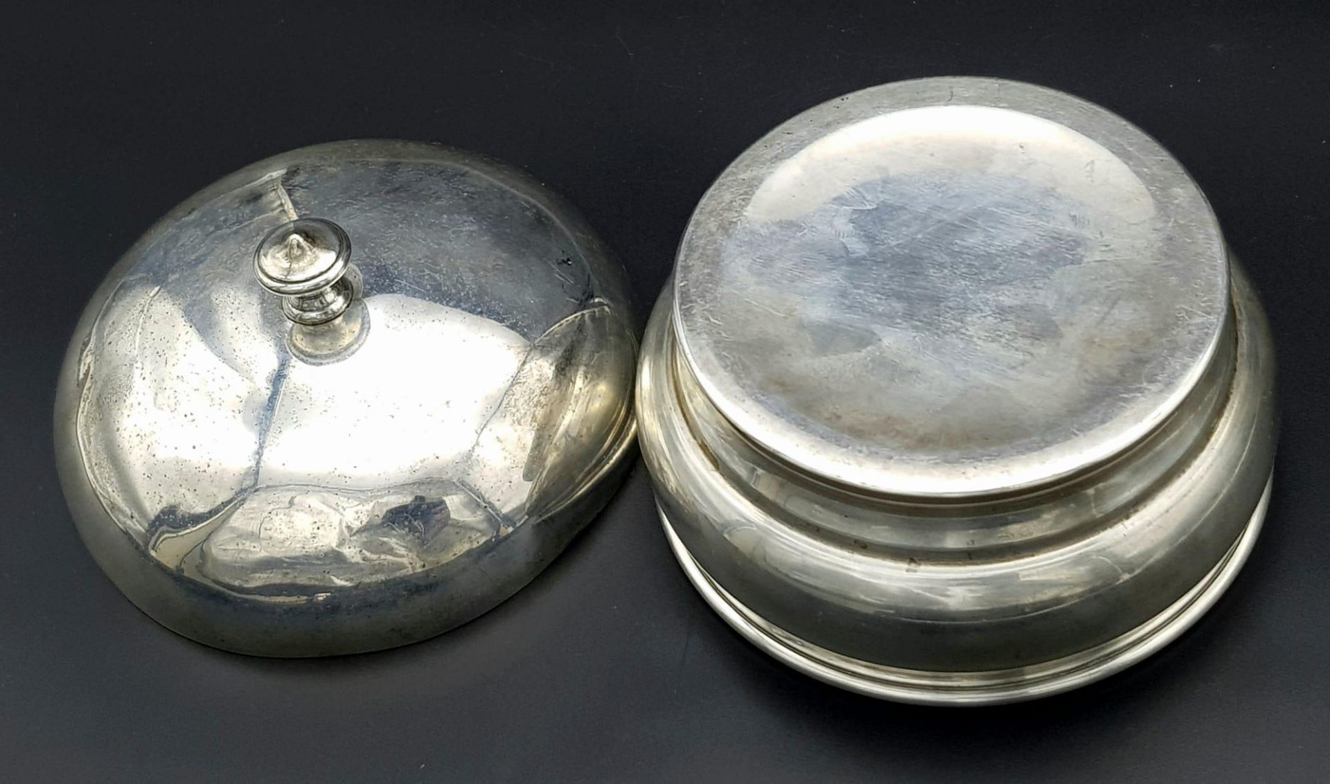 A SOLID SILVER TRINKET BOX IN THE SHAPE OF A SERVICE BELL . 164gms 11cms DIAMETER - Image 4 of 5