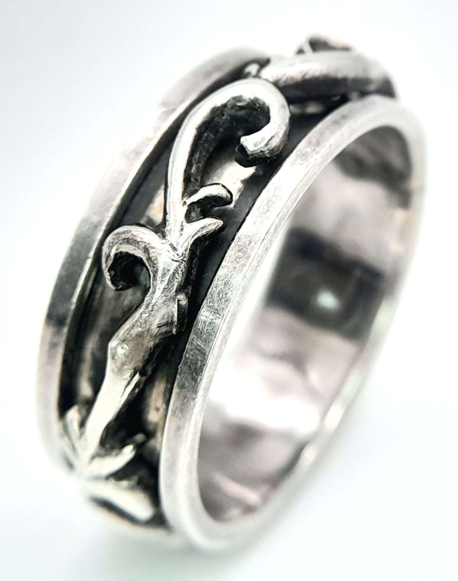 A vintage 925 silver ring with fabulous revolving pattern. Total weight 8.1G. Size Z. - Image 4 of 5