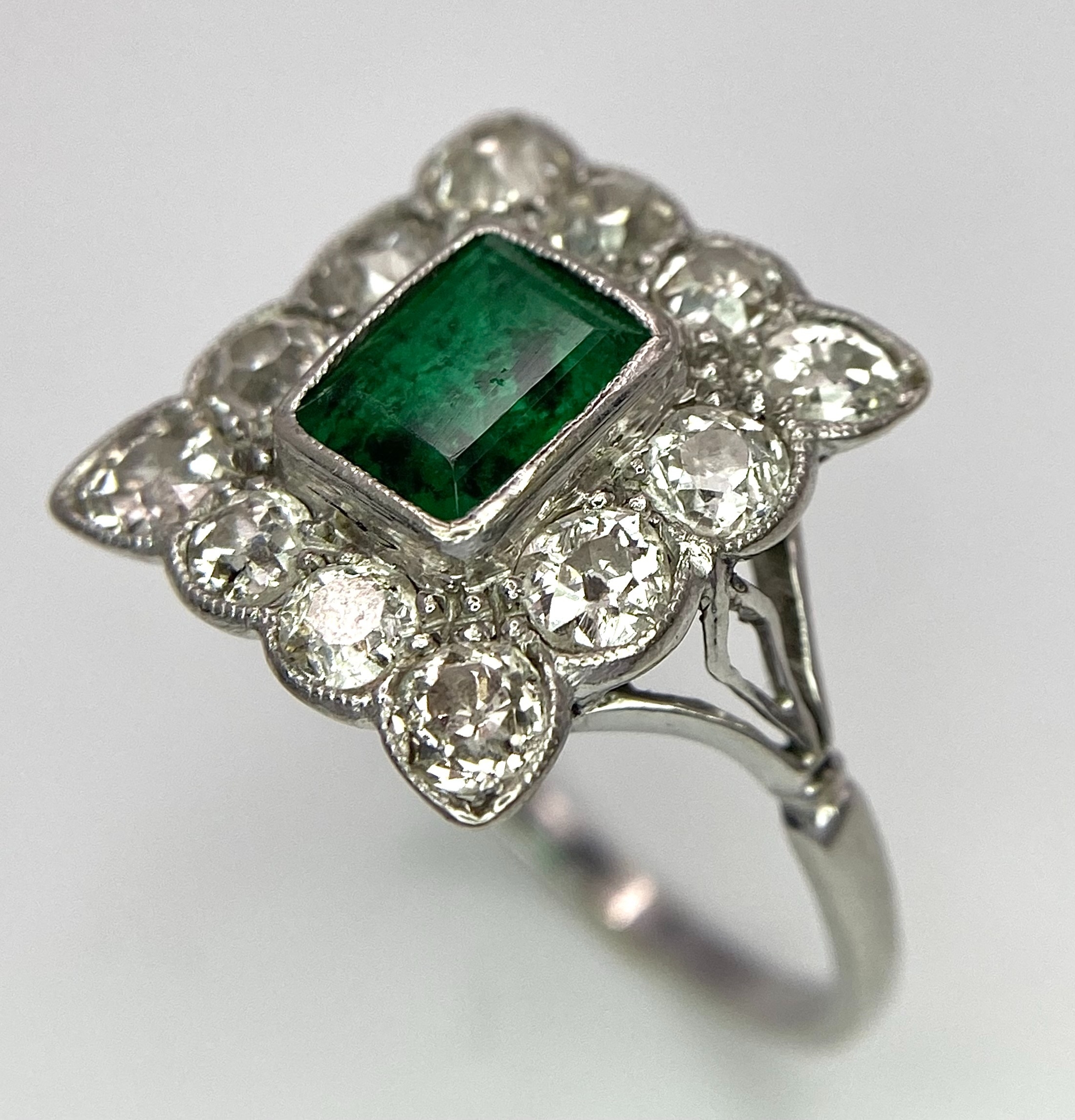 AN 18K WHITE GOLD (TESTED) EDWARDIAN OLD CUT DIAMOND AND EMERALD CLUSTER RING. 1.20CT OF OLD CUT - Image 3 of 9