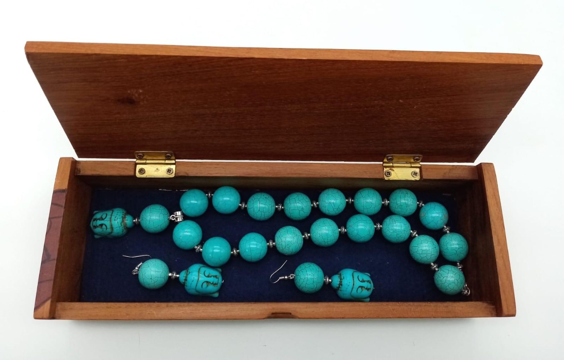 Of Buddhist interest: A large beaded (20 mm diameter) turquoise coloured necklace and earrings set - Bild 5 aus 5