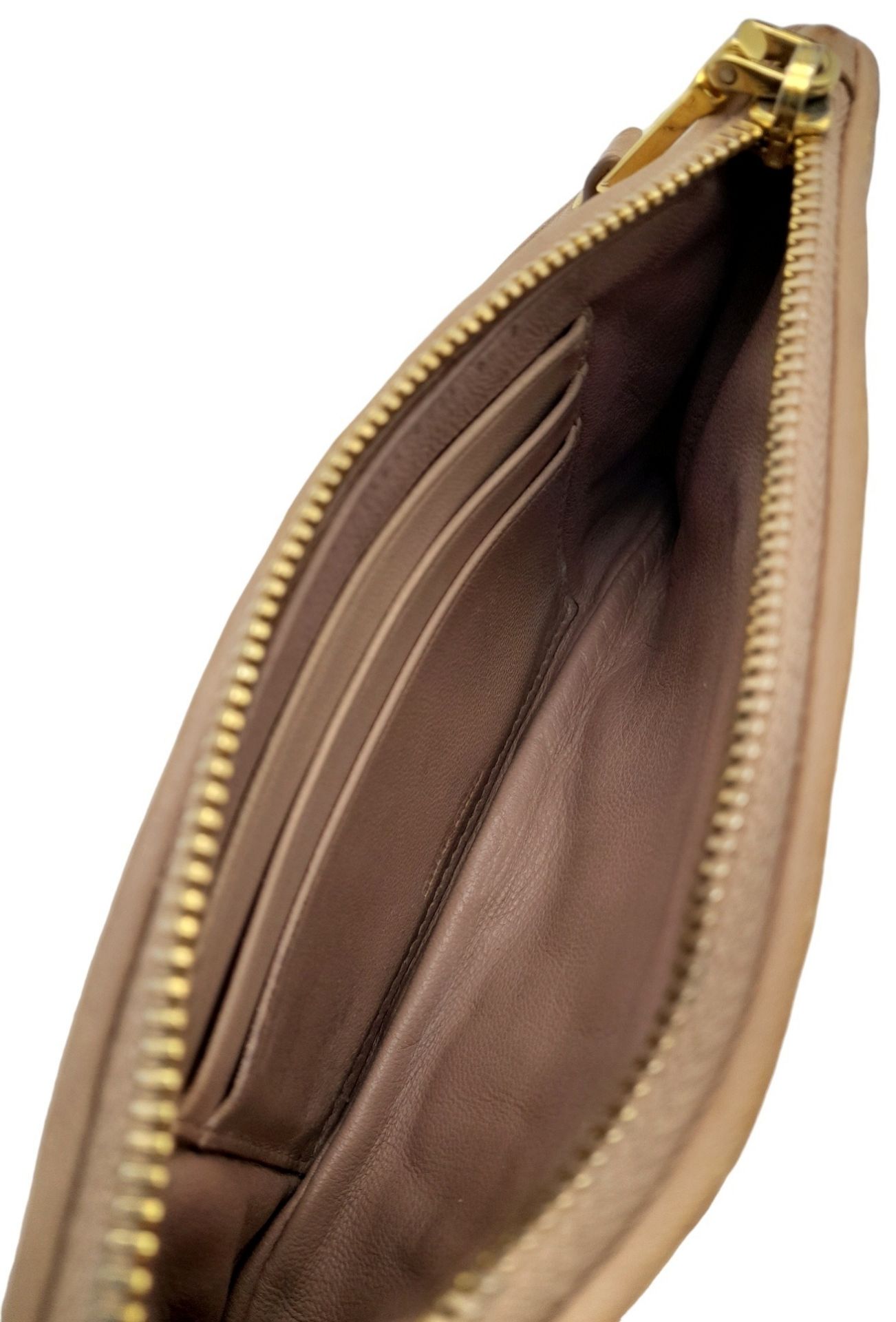A Miu Miu Dust Pink Purse. Matelassé leather exterior with gold-toned hardware and zipped top - Bild 8 aus 10
