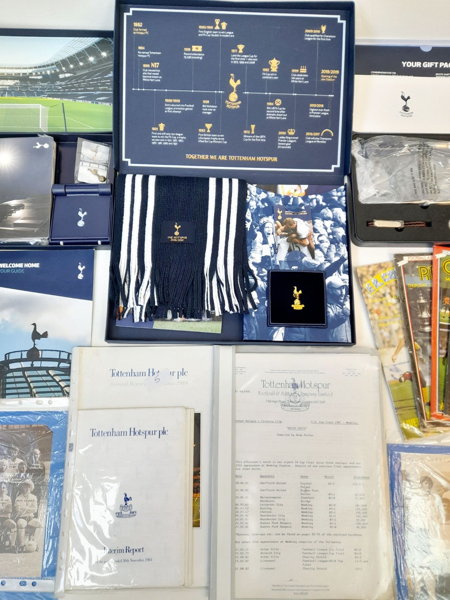 Selection of Spurs cup final/Charity Shield programmes and others, including 1961 FA Cup final v - Bild 2 aus 4