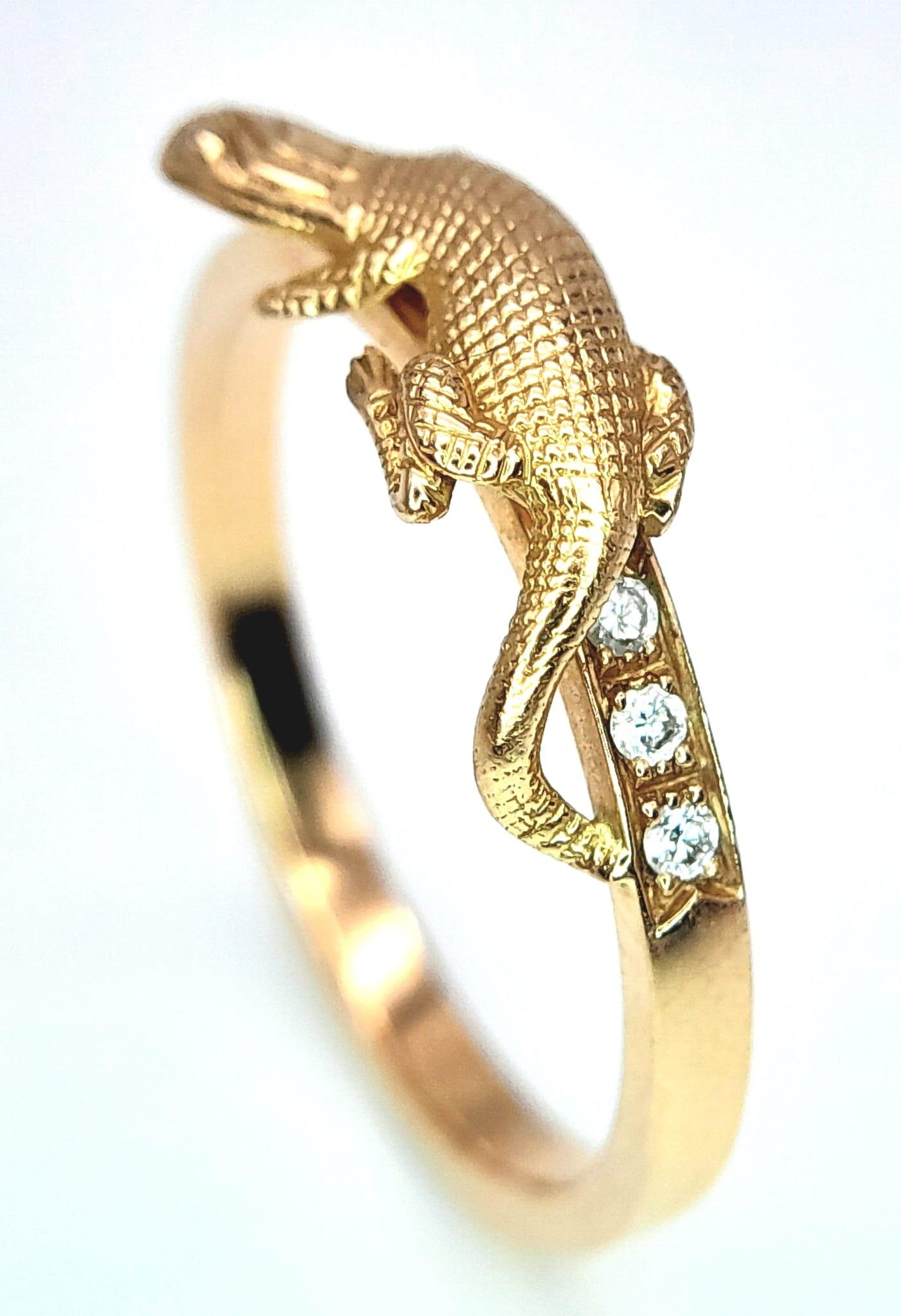 AN 18K YELLOW GOLD, THEO FENNELL (DESIGNER) DIAMOND SET LIZARD RING. 3G. SIZE M - Bild 4 aus 6