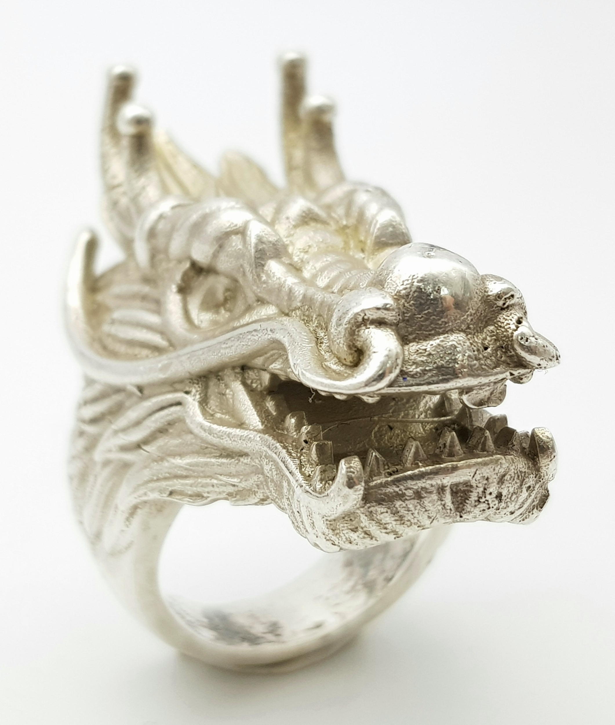 A STERLING SILVER DRAGONS HEAD RING, STUNNING DETAIL AND HEAVY. 4.2cm dragon head length, 86.8g - Image 4 of 6