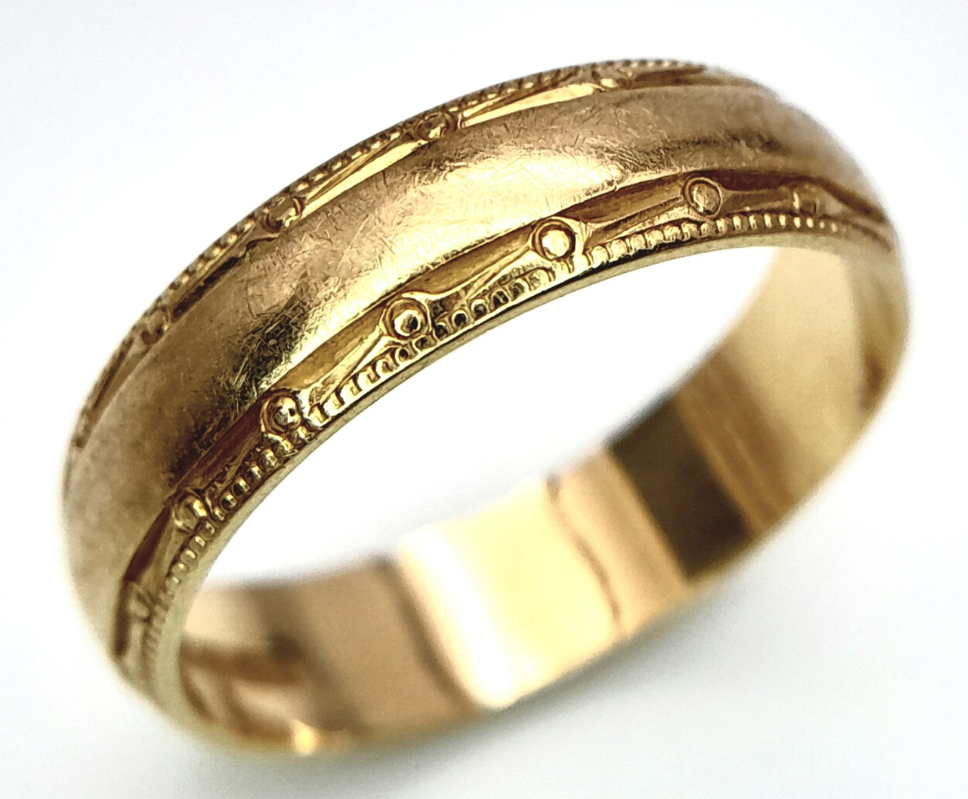 An 18 K yellow gold band ring with engraved rims. Size: M, weight: 3.5 g. - Image 3 of 5