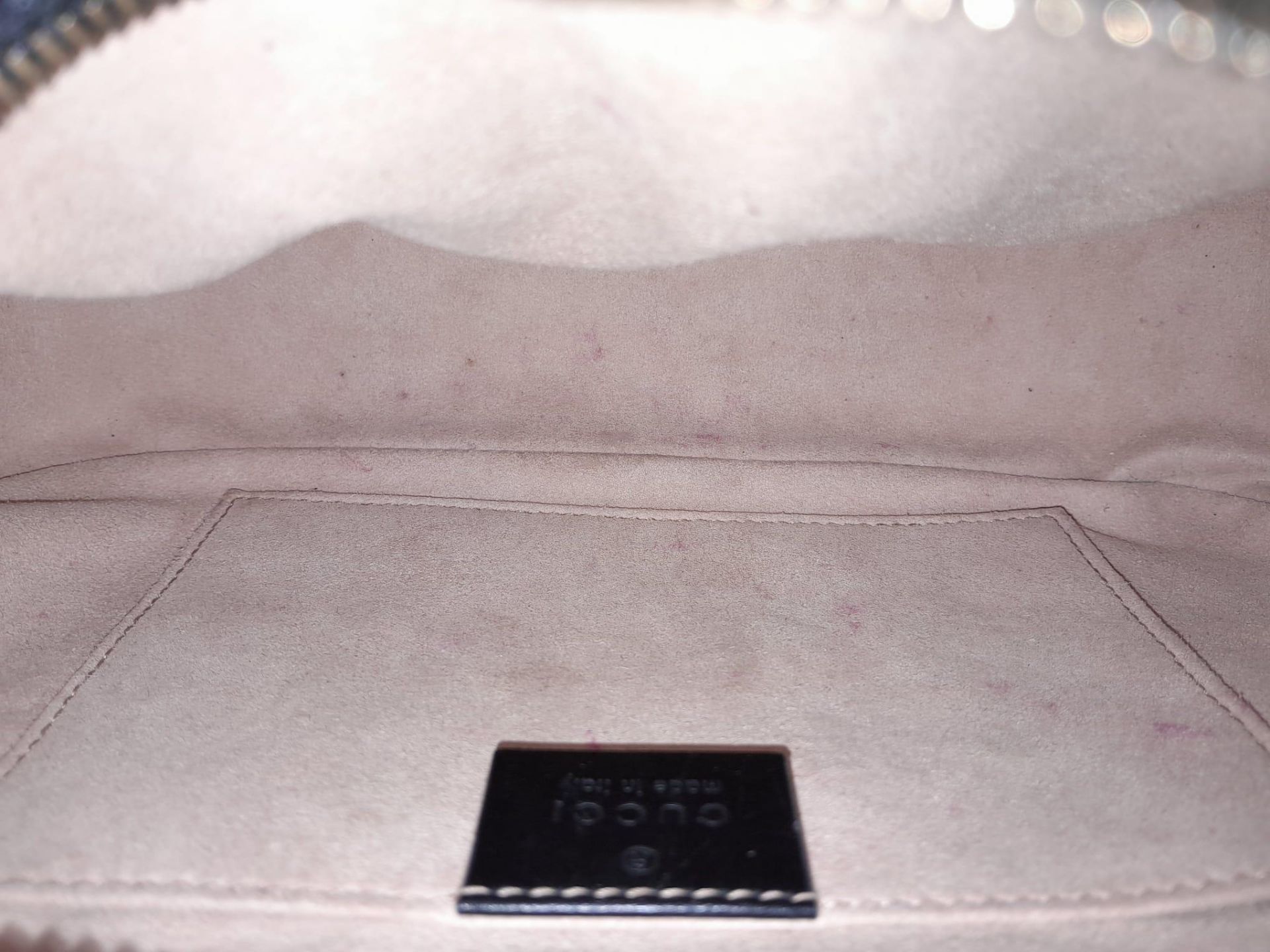 A Gucci Marmont Quilted Leather Cross-Body bag. Adjustable shoulder strap. Gold-tone Hardware. Beige - Bild 8 aus 12