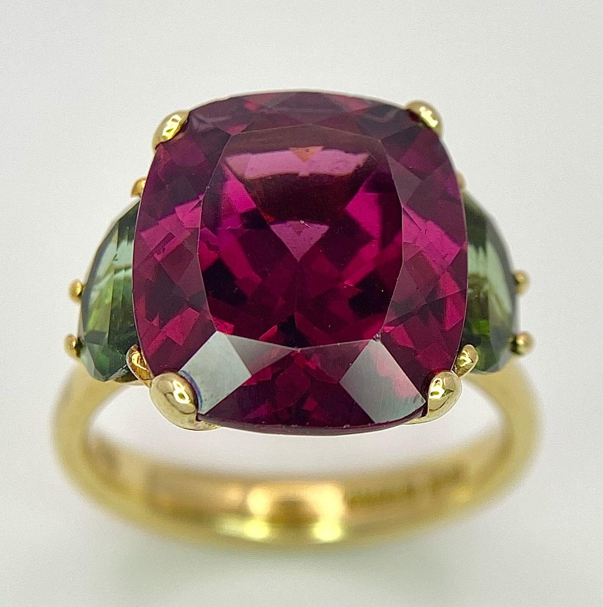An 18K Yellow Gold, Alexandrite and Peridot Ring. A rich 5ct central alexandrite with peridot
