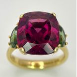 An 18K Yellow Gold, Alexandrite and Peridot Ring. A rich 5ct central alexandrite with peridot