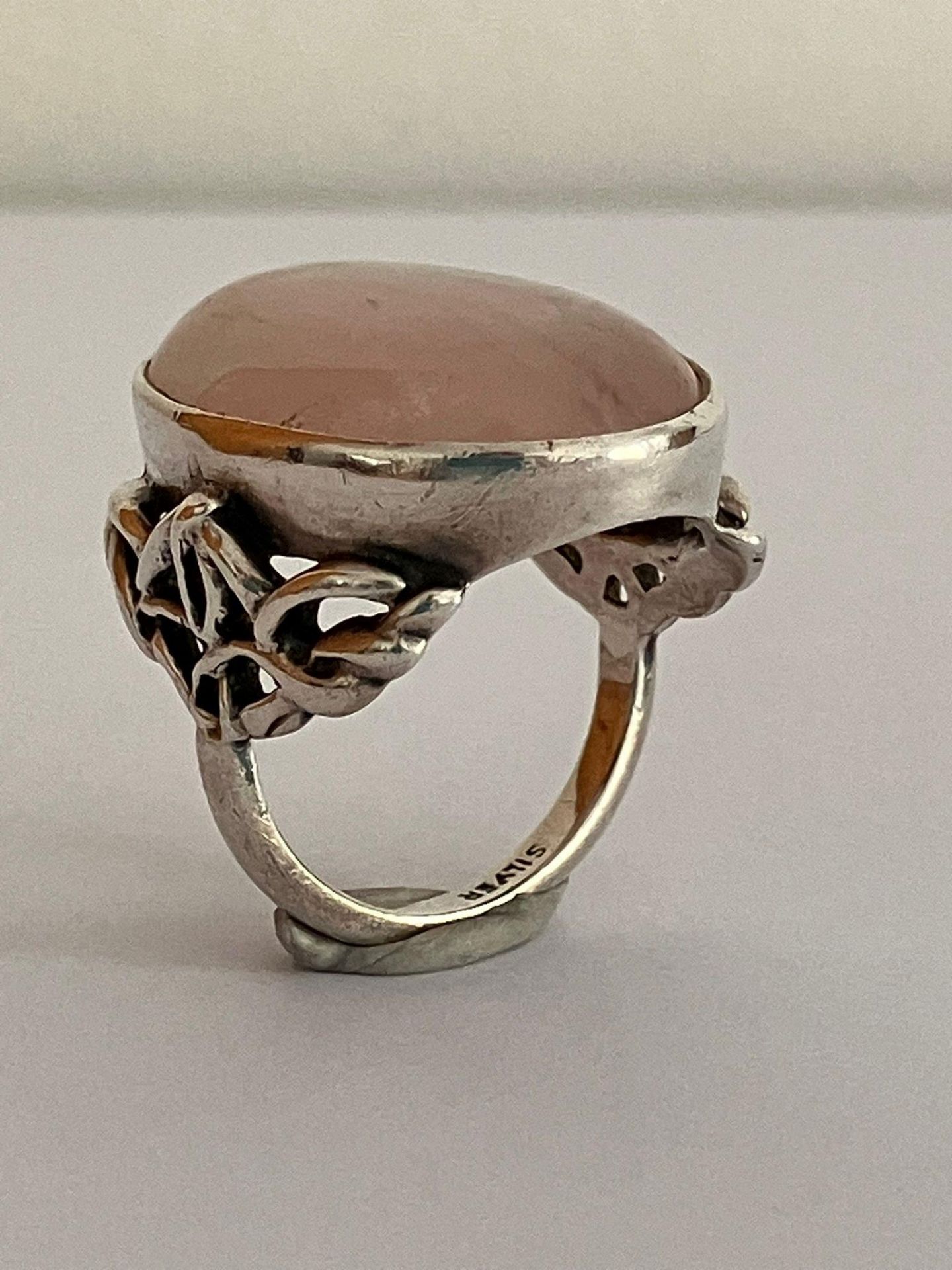 Vintage SILVER MOONSTONE RING, having a large cloudy moonstone with a hint of pale pink mist. - Bild 3 aus 5