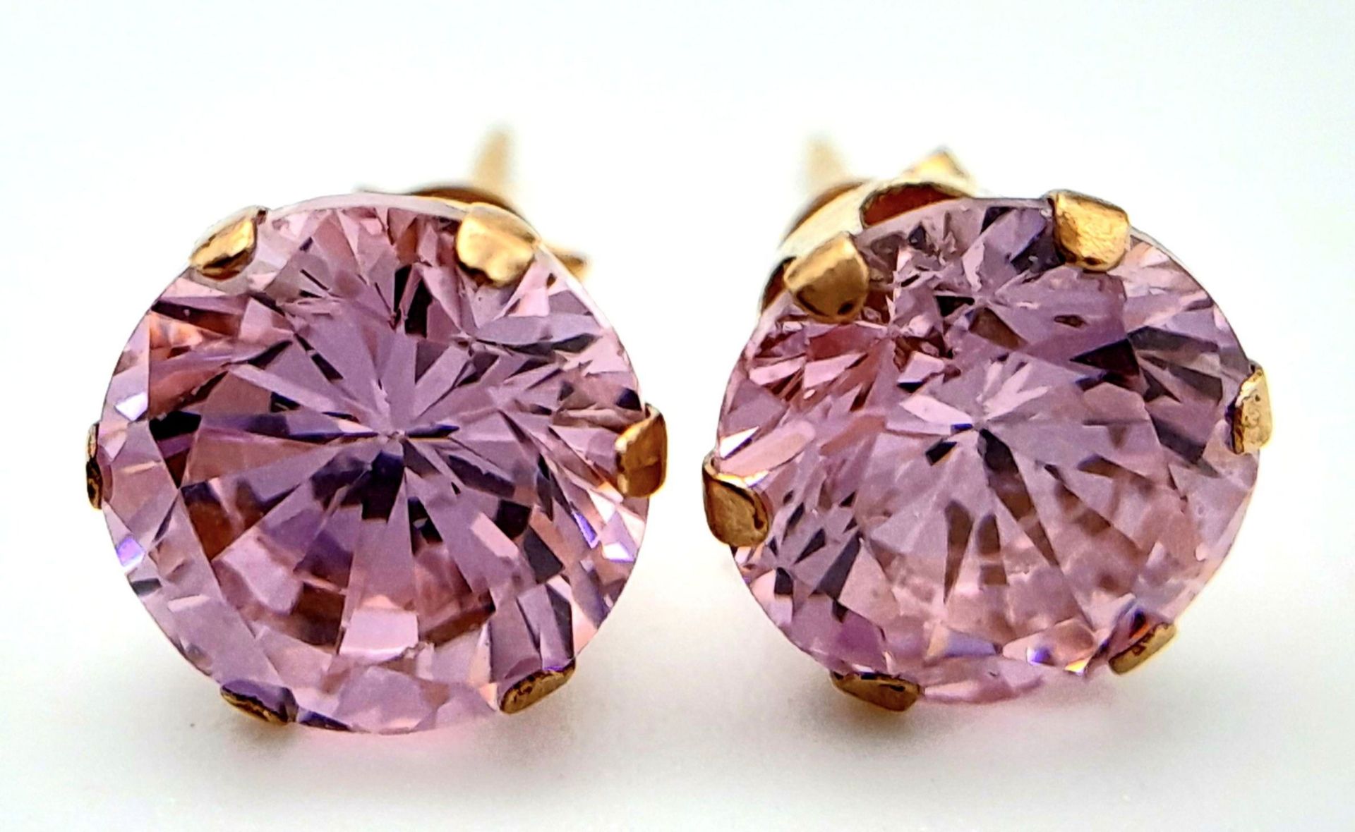 A 9 K yellow gold stud earrings with pink stones, weight: 1.4 g.