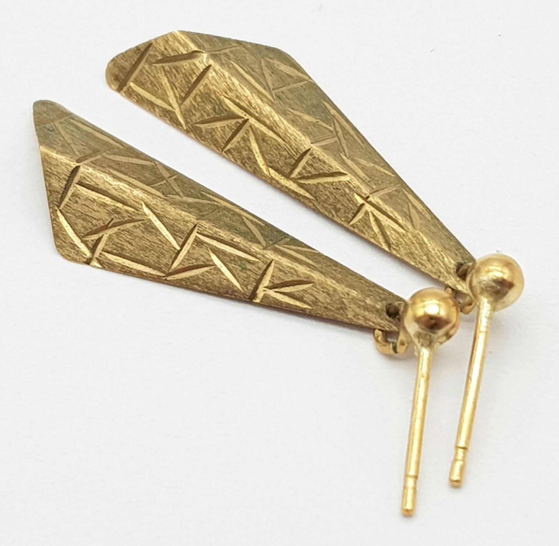 A Pair of Vintage 9K Gold Kite Earrings. 2.5cm. No backs. 0.9g.