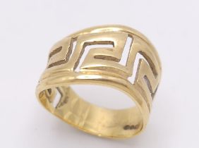 A fancy, 9 K yellow gold ring with a Greek key, pierced design, in a wavy outline. Ring size: p,