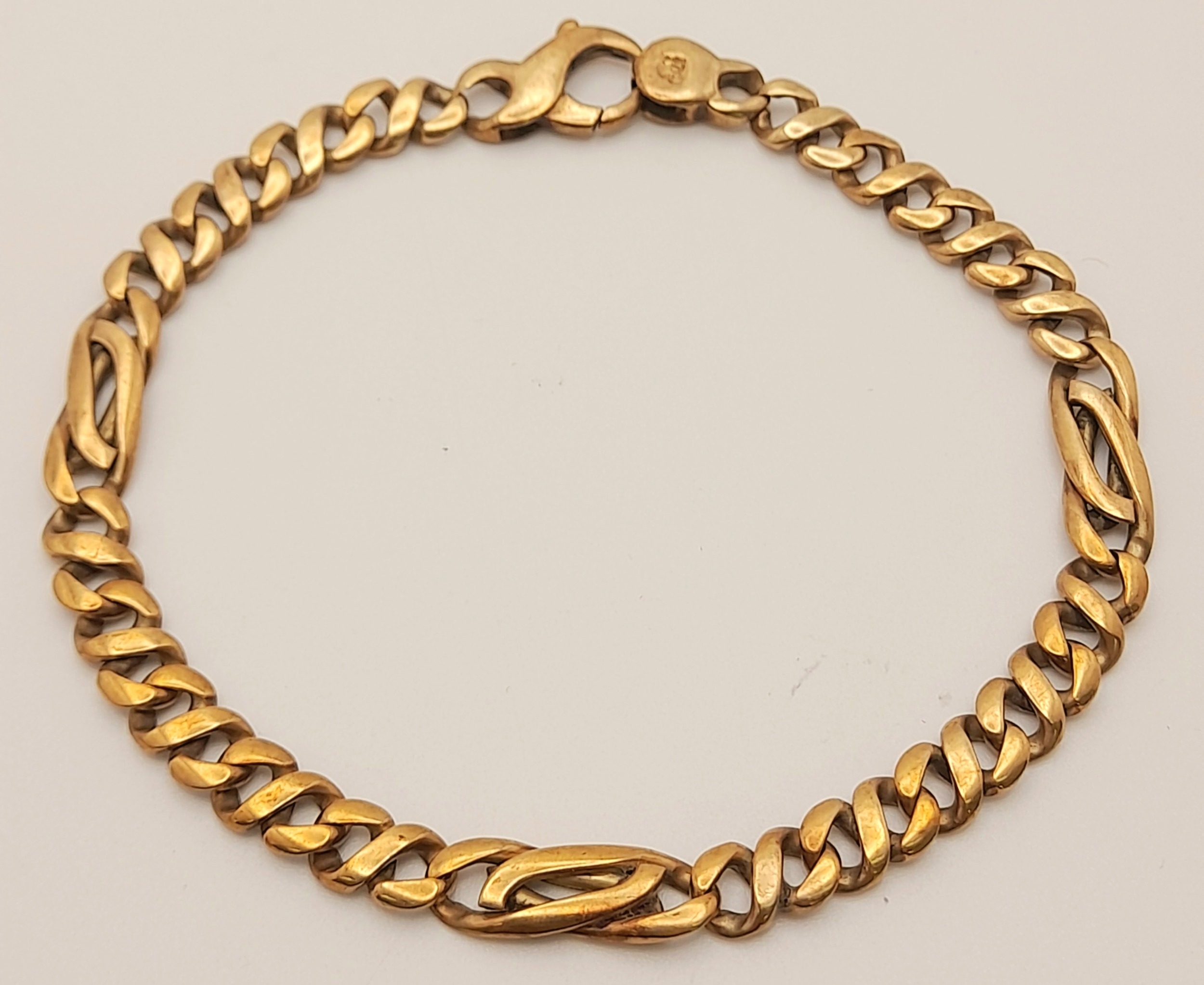 An Italian design, hand made, 9 K yellow gold fancy chain bracelet, length: 21.5 cm, weight: 17.2 g