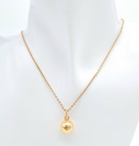 A 9 K yellow gold chain necklace with a ball pendant. Chain length: 45 cm, total weight: 2.9 g