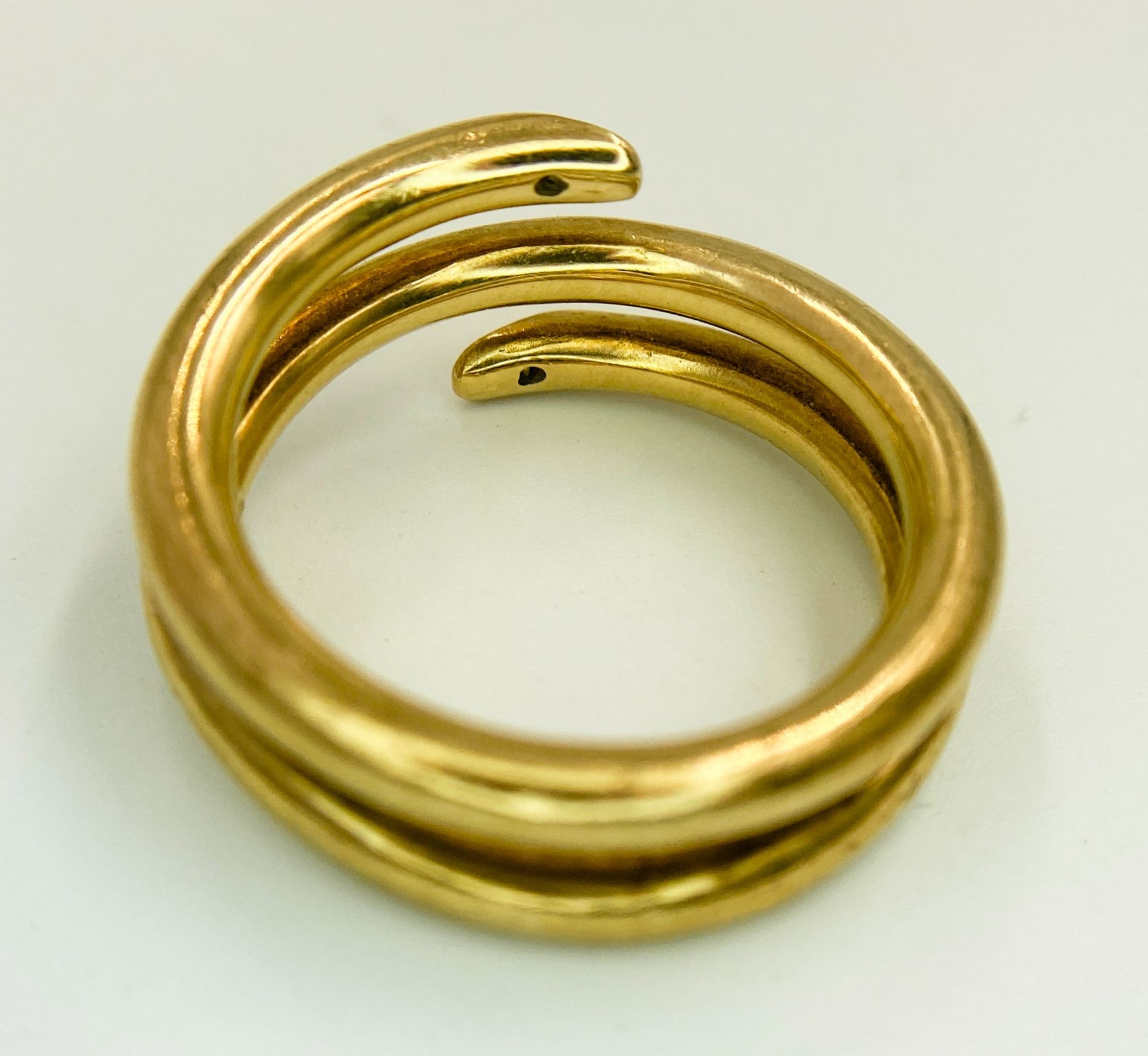 A 9K YELLOW GOLD, SERPENT STYLE DIAMOND BAND RING. 10G. SIZE T. - Image 4 of 6