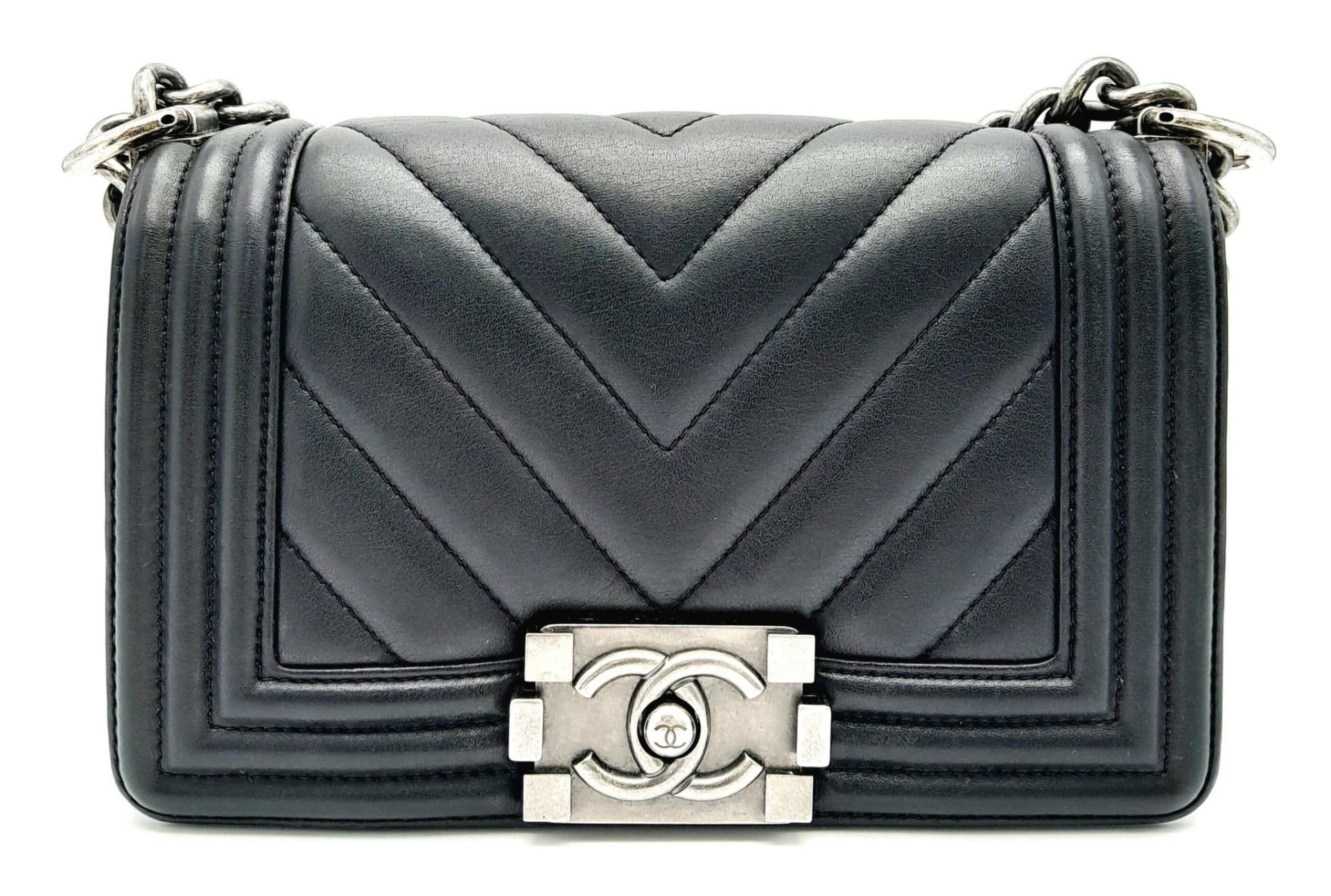A Chanel Black Leather Boy Bag. Chevron decorative soft black leather with an antique style/finish - Bild 2 aus 12
