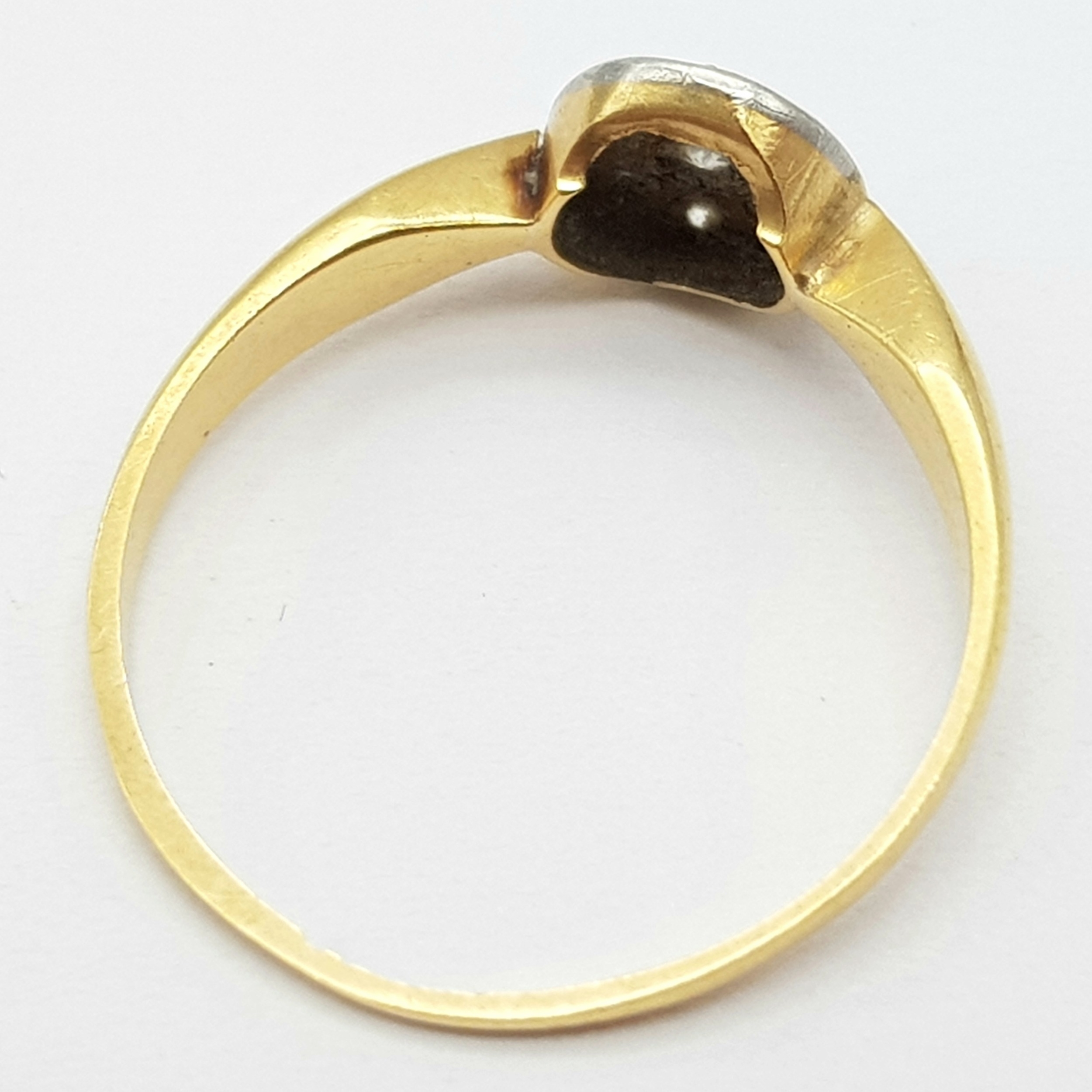 A Delicate Vintage 18K Gold Diamond Cluster Ring. Size L. 1.8g total weight. - Image 3 of 4