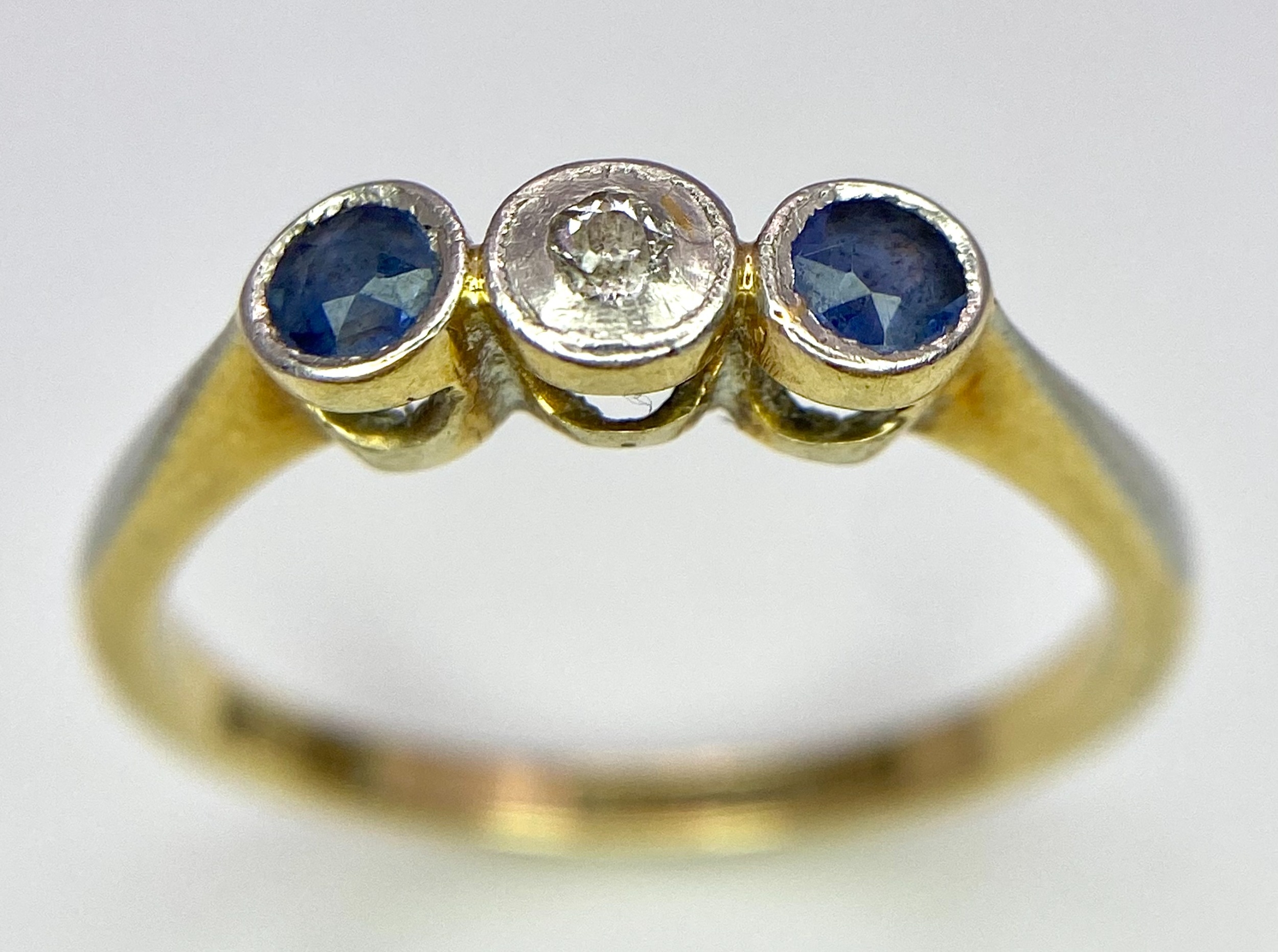 AN 18K YELLOW GOLD DIAMOND & SAPPHIRE 3 STONE RING. Size N, 2.6g total weight. Ref: SC 8059