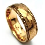 A 9 K yellow gold band ring with finely engraved margins, size: Q, weight: 7 g.