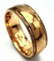 A 9 K yellow gold band ring with finely engraved margins, size: Q, weight: 7 g.