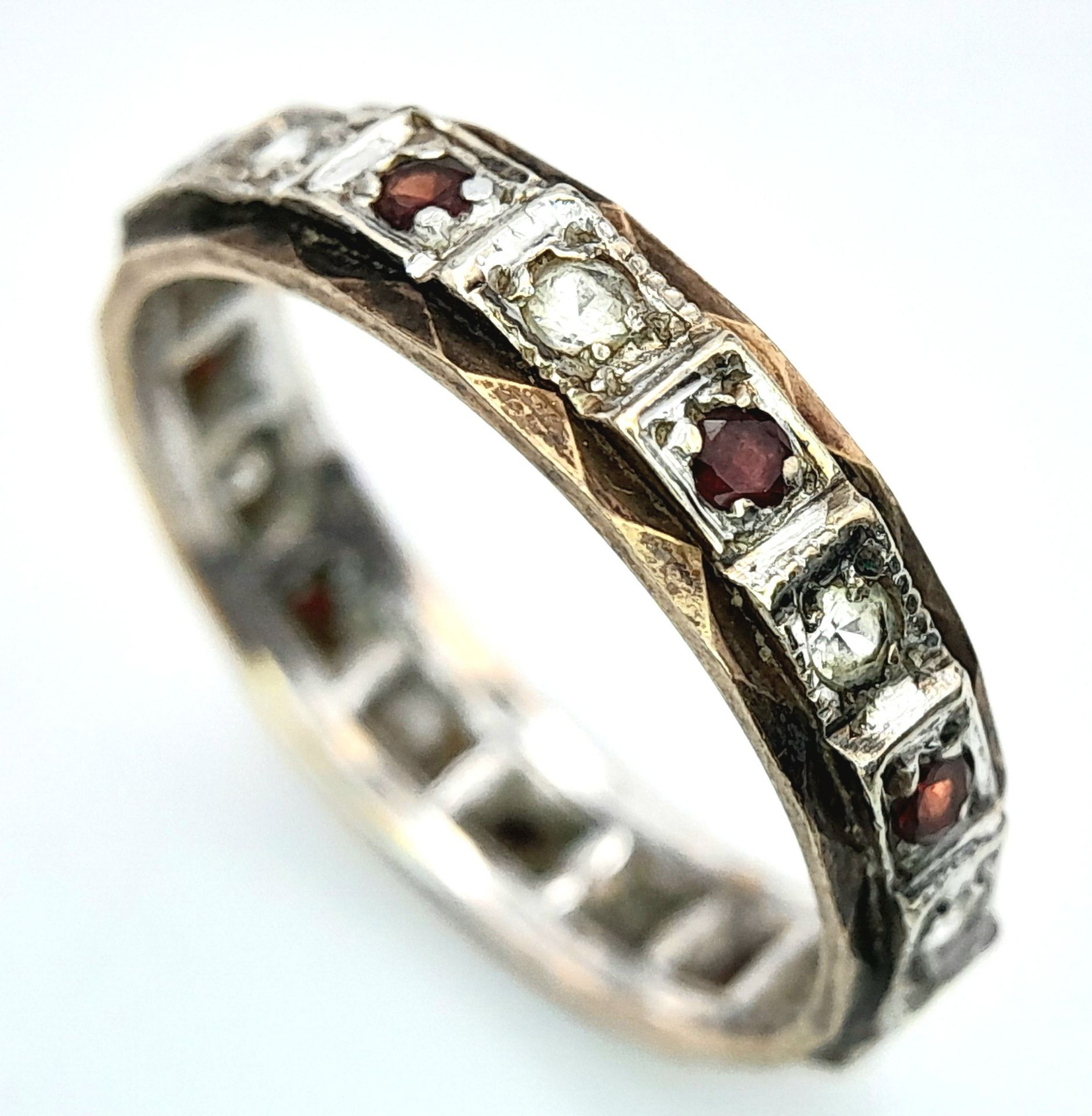 An unusual, vintage, eternity ring with alternating round cut diamonds and rubies. Size: L, - Bild 6 aus 6