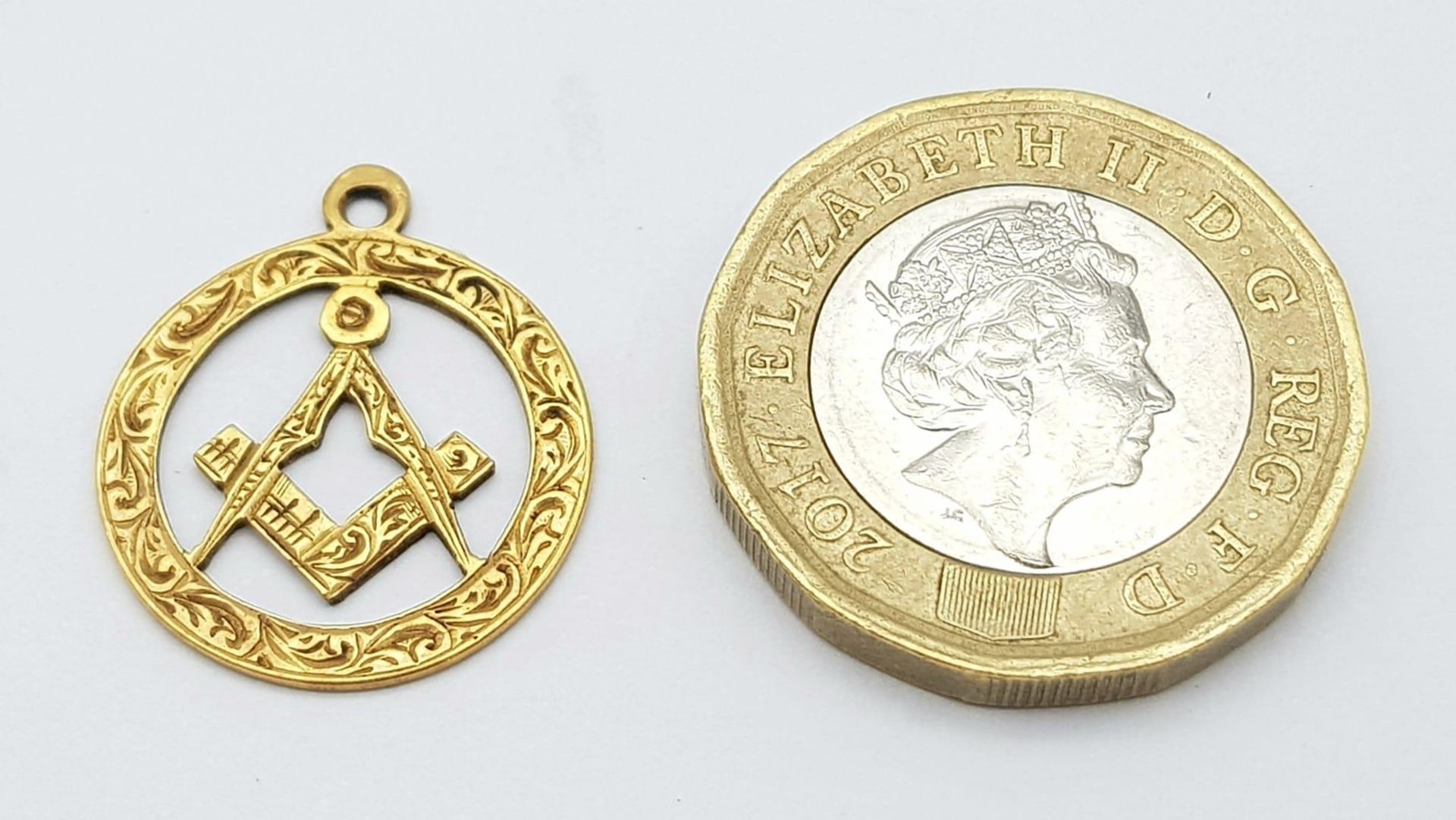 A Vintage 18K Yellow Gold Masonic Pendant. 2.5cm. 1.62g weight. - Image 3 of 4