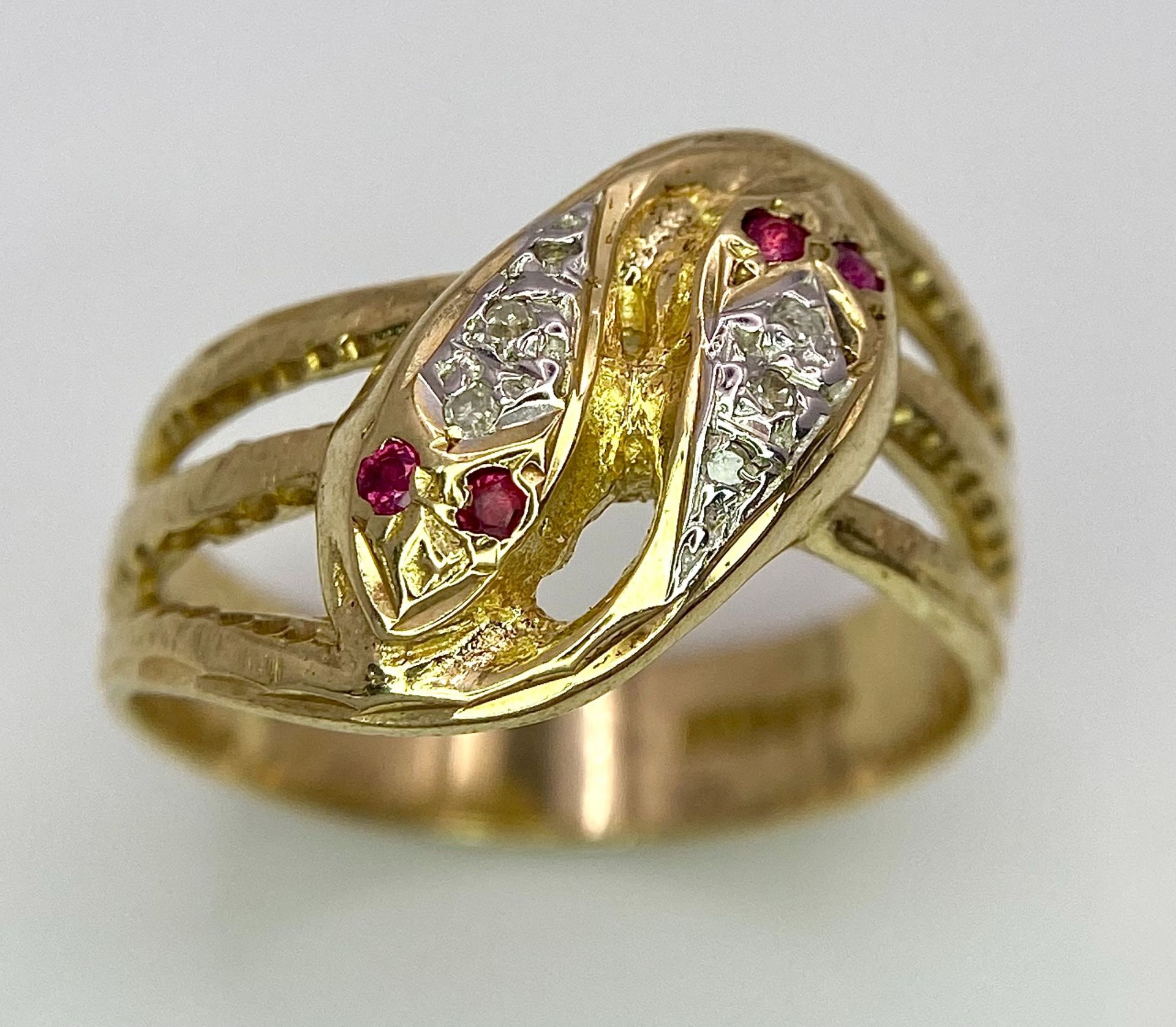 A 9K YELLOW GOLD DIAMOND & RUBY DOUBLE SERPENT RING! 5.3G. SIZE Q.
