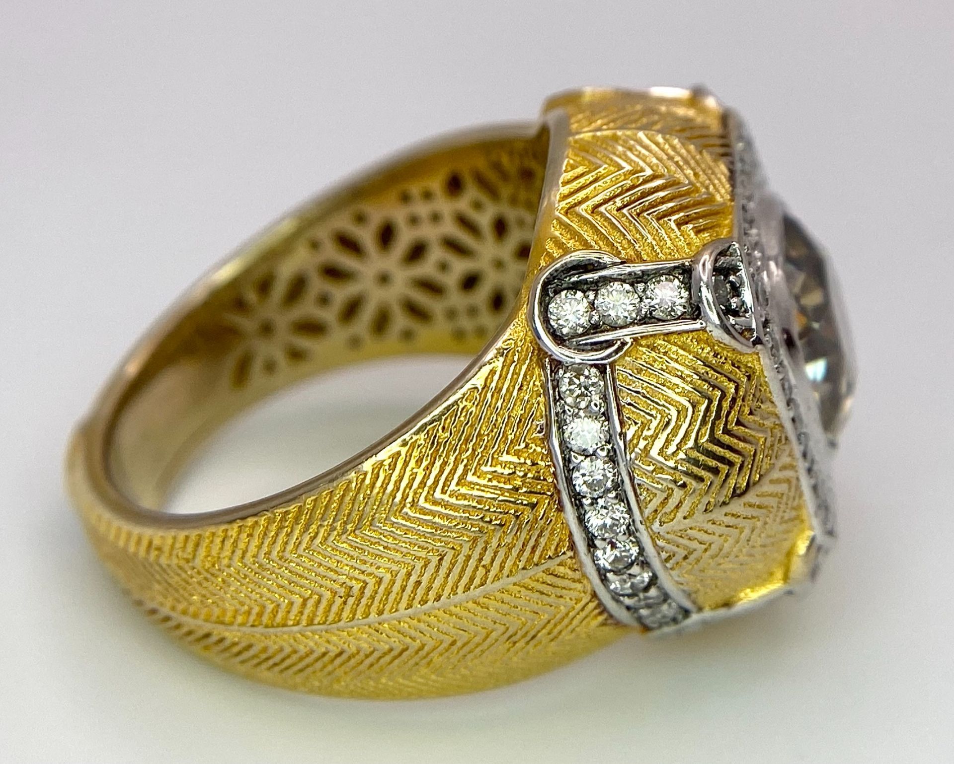 An 18K Yellow Gold Diamond Dress Ring. A 2.5ct central globular cut yellow diamond, with a round cut - Bild 7 aus 10