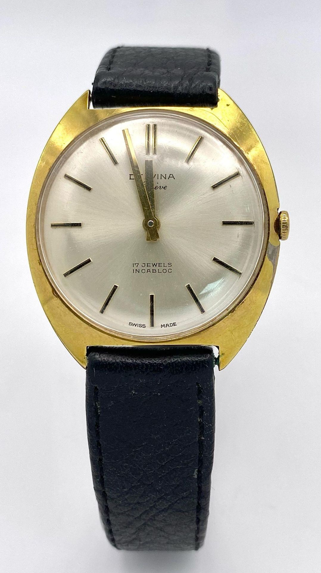 A Vintage 17 Jewels Delvina Mechanical Gents Watch. Black leather strap. Gilded case - 36mm. - Bild 3 aus 7